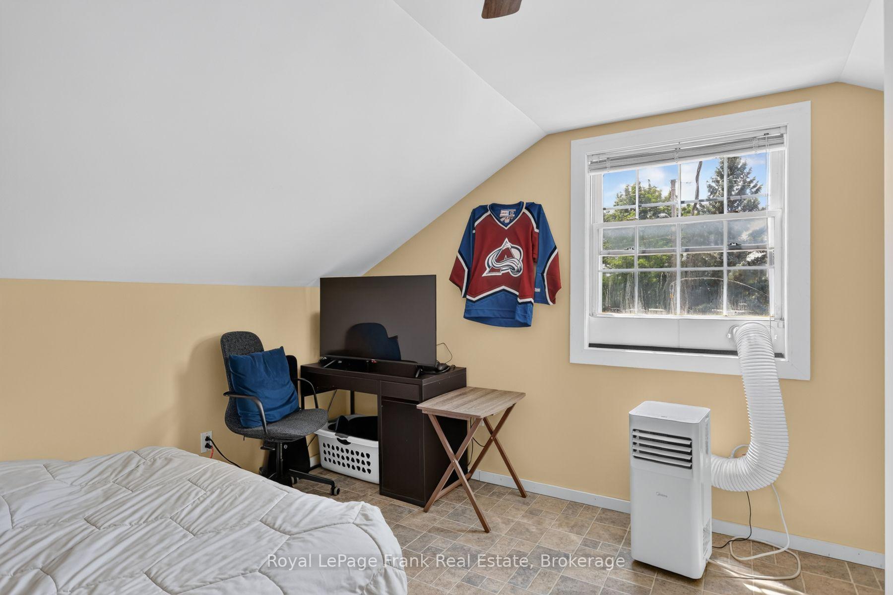 Photo 34 of 728 Hurley Street, Peterborough, Otonabee Ward 1 — HOMEH