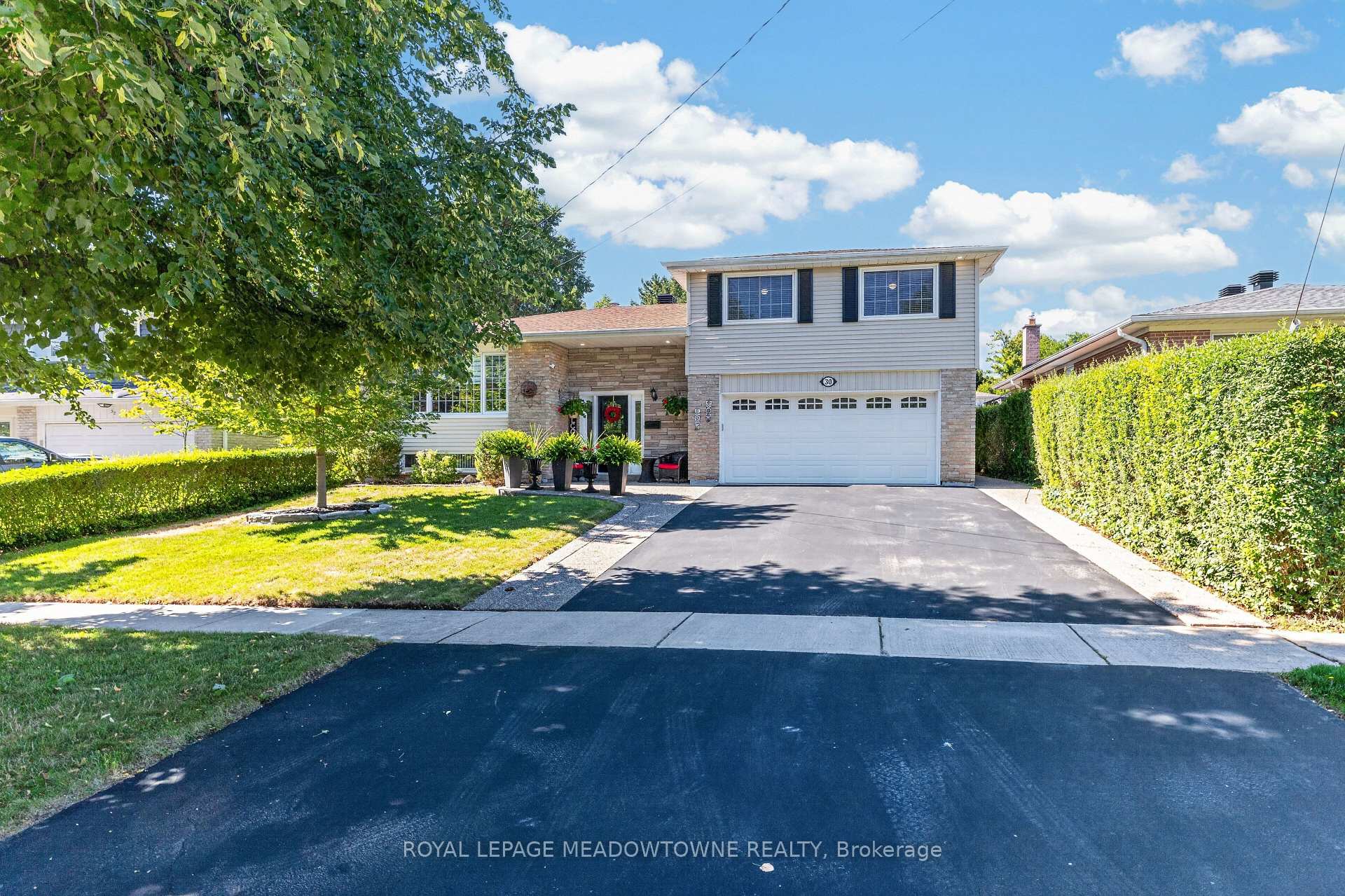 Photo 1 of 30 Metcalfe Court, Halton Hills, Georgetown — HOMEH