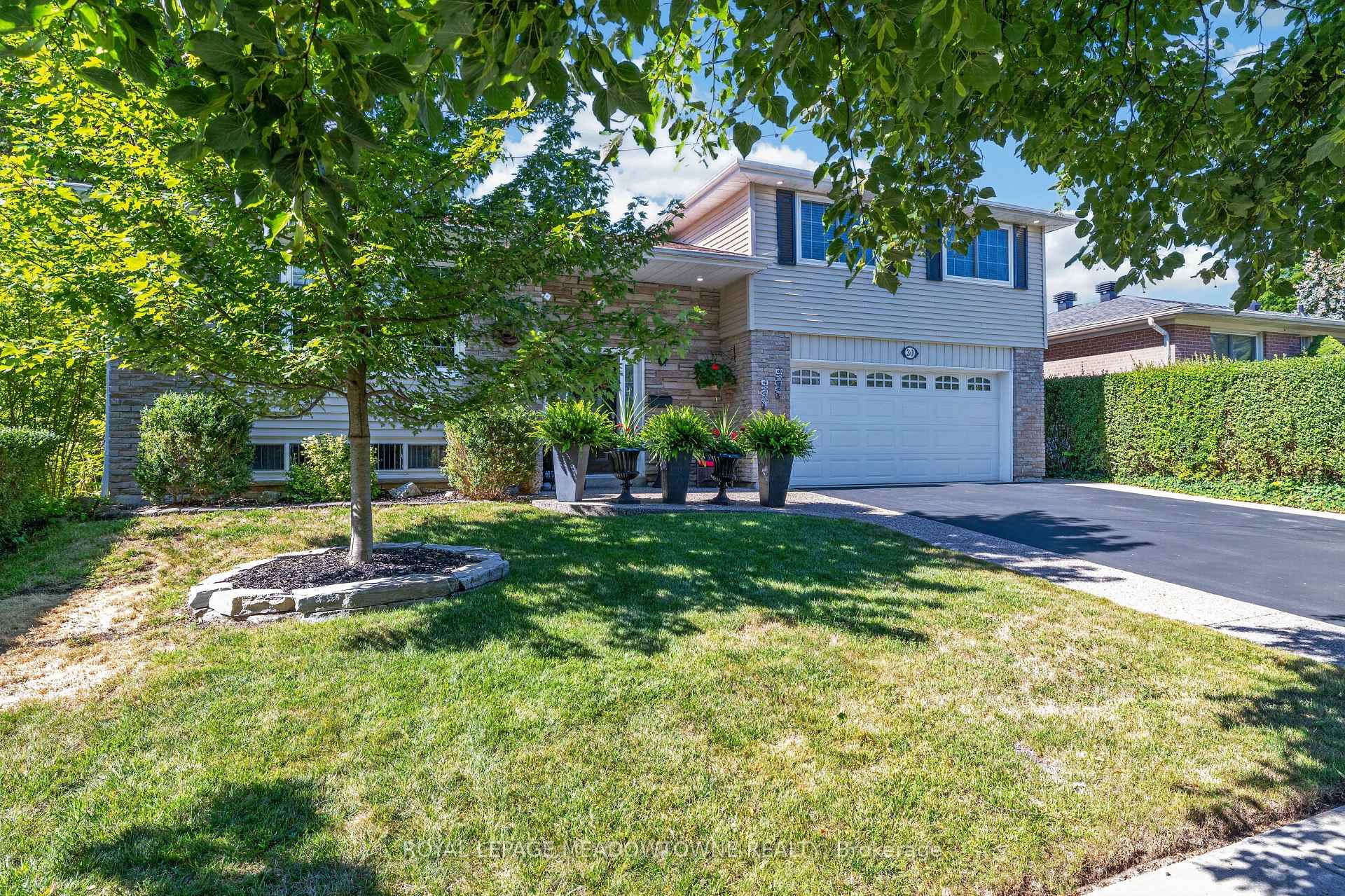 Photo 3 of 30 Metcalfe Court, Halton Hills, Georgetown — HOMEH