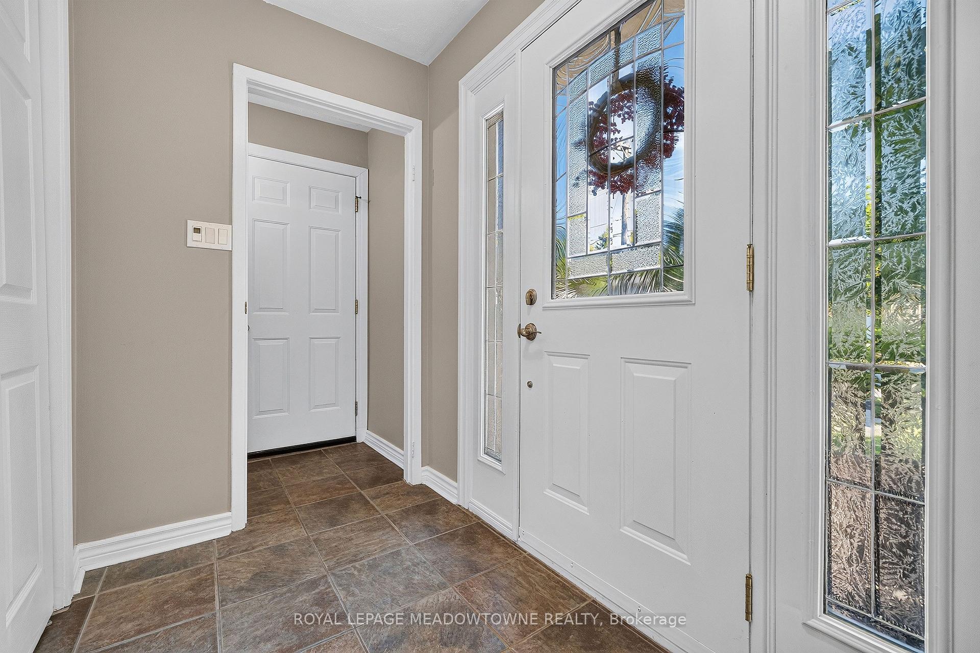 Photo 5 of 30 Metcalfe Court, Halton Hills, Georgetown — HOMEH