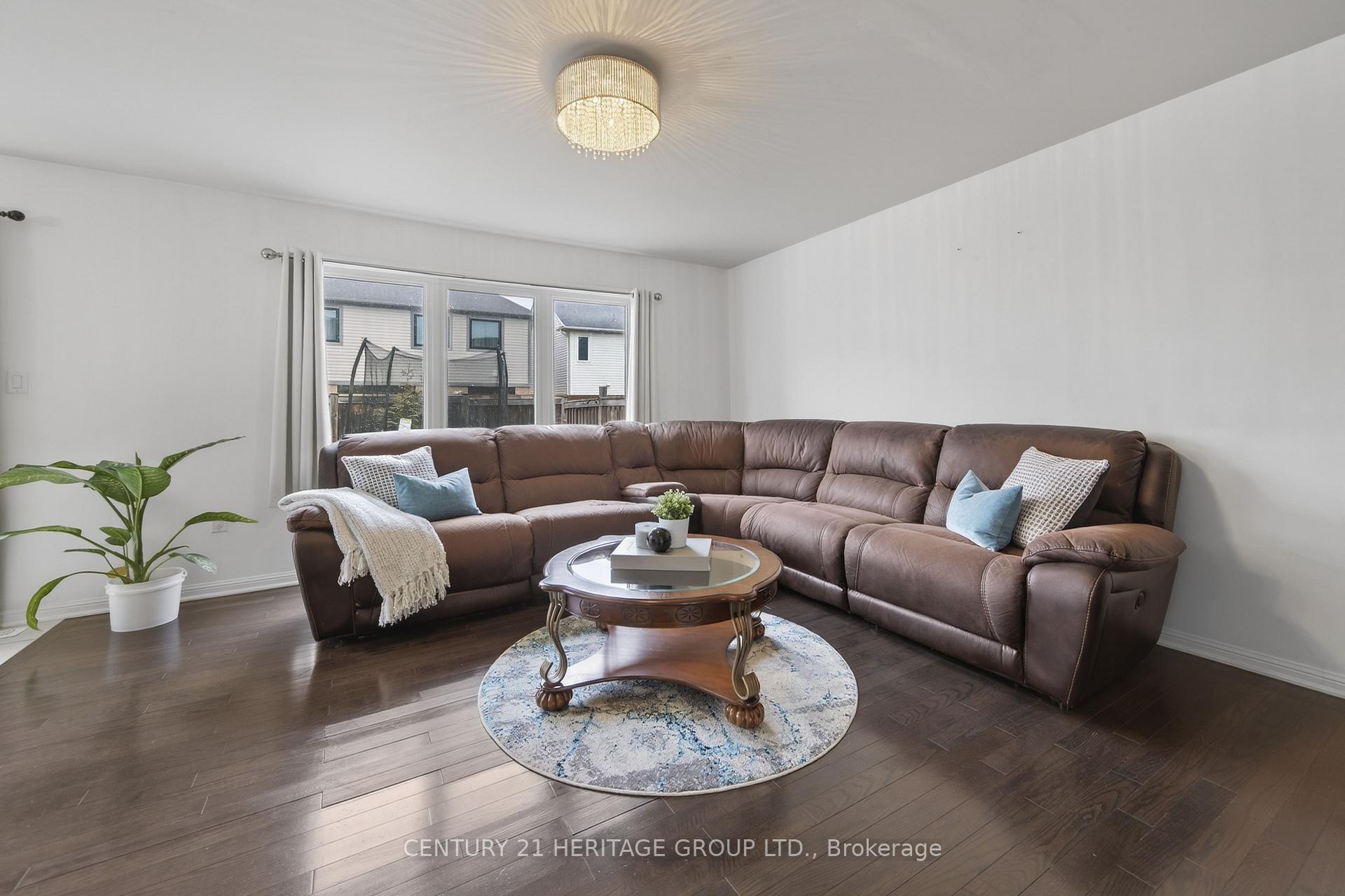 Photo 3 of 17 Gordon Drive, New Tecumseth, Alliston — HOMEH