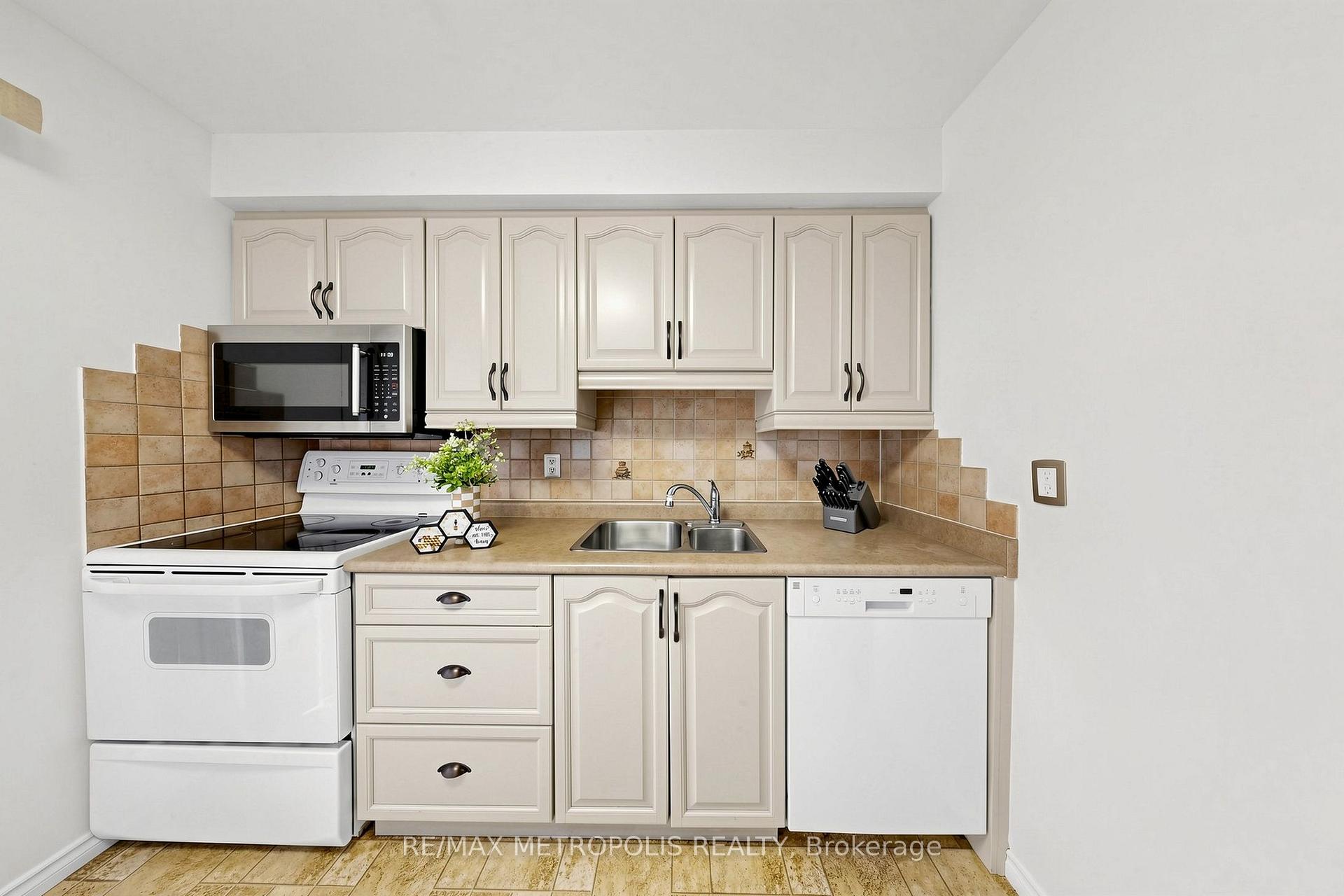Photo 13 of Unit 96, 580 Eyer Drive, Pickering, West Shore — HOMEH