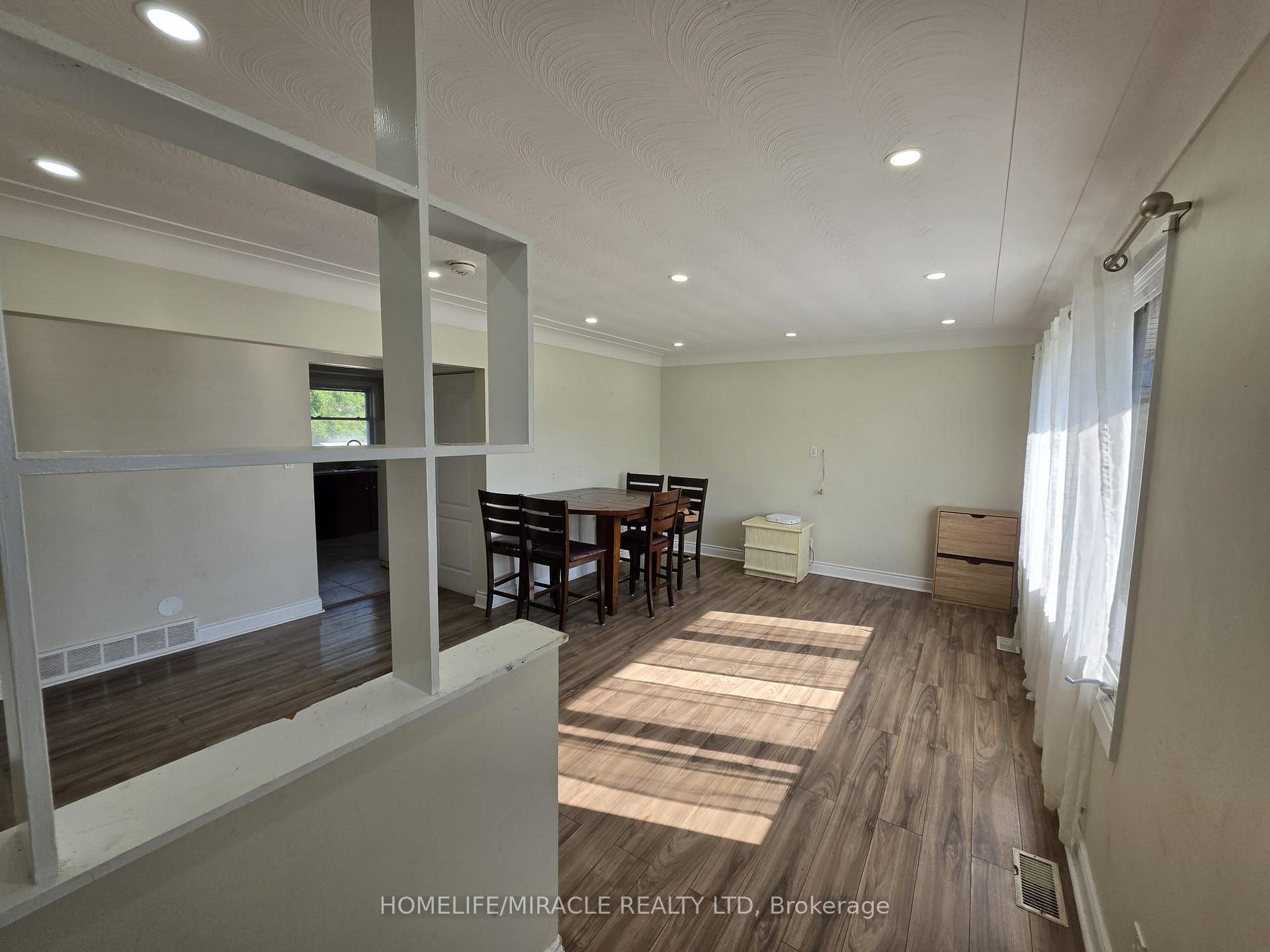 Photo 3 of 7150 Douglas Crescent, Niagara Falls, Arad/Fallsview — HOMEH