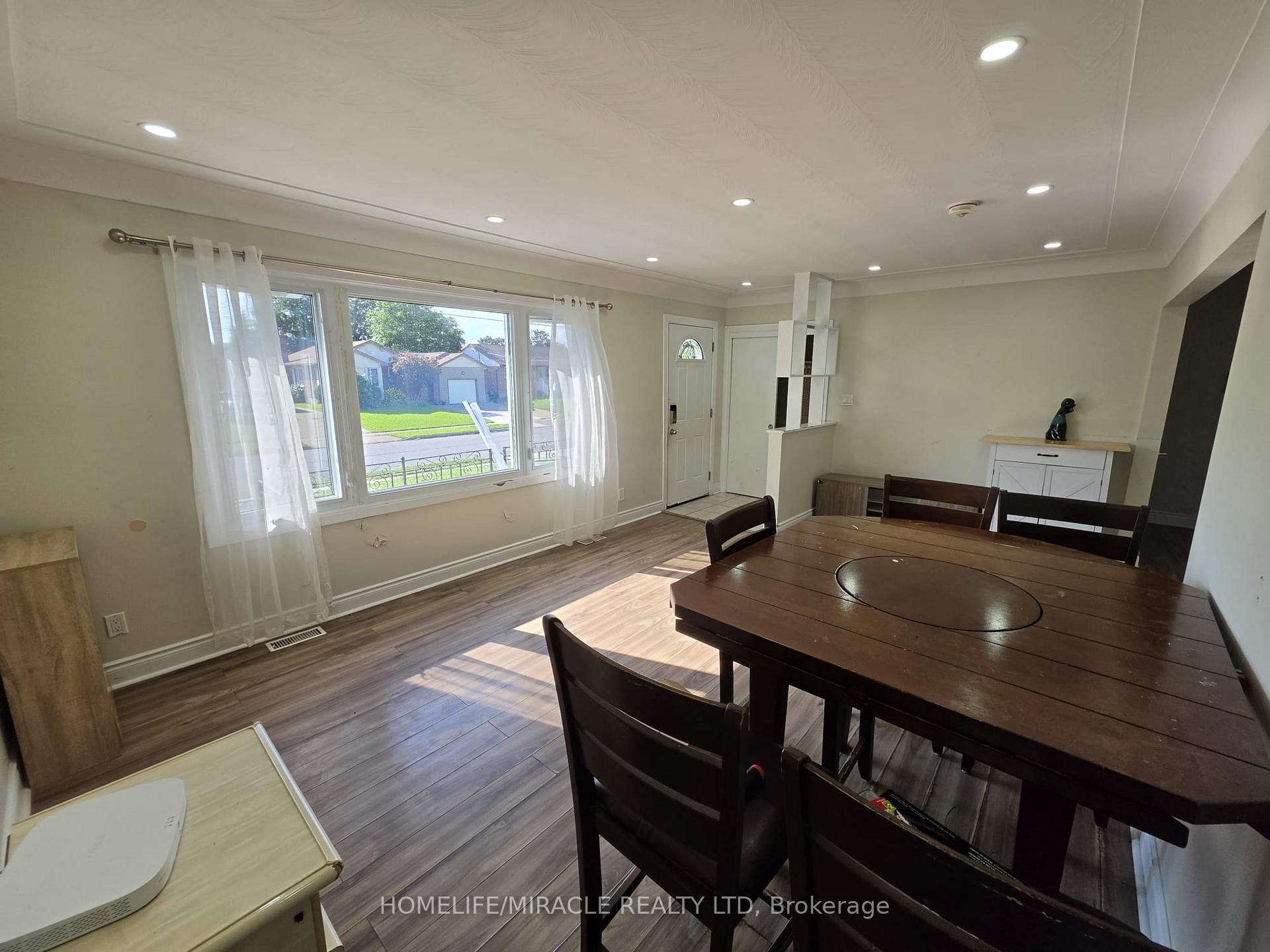 Photo 4 of 7150 Douglas Crescent, Niagara Falls, Arad/Fallsview — HOMEH