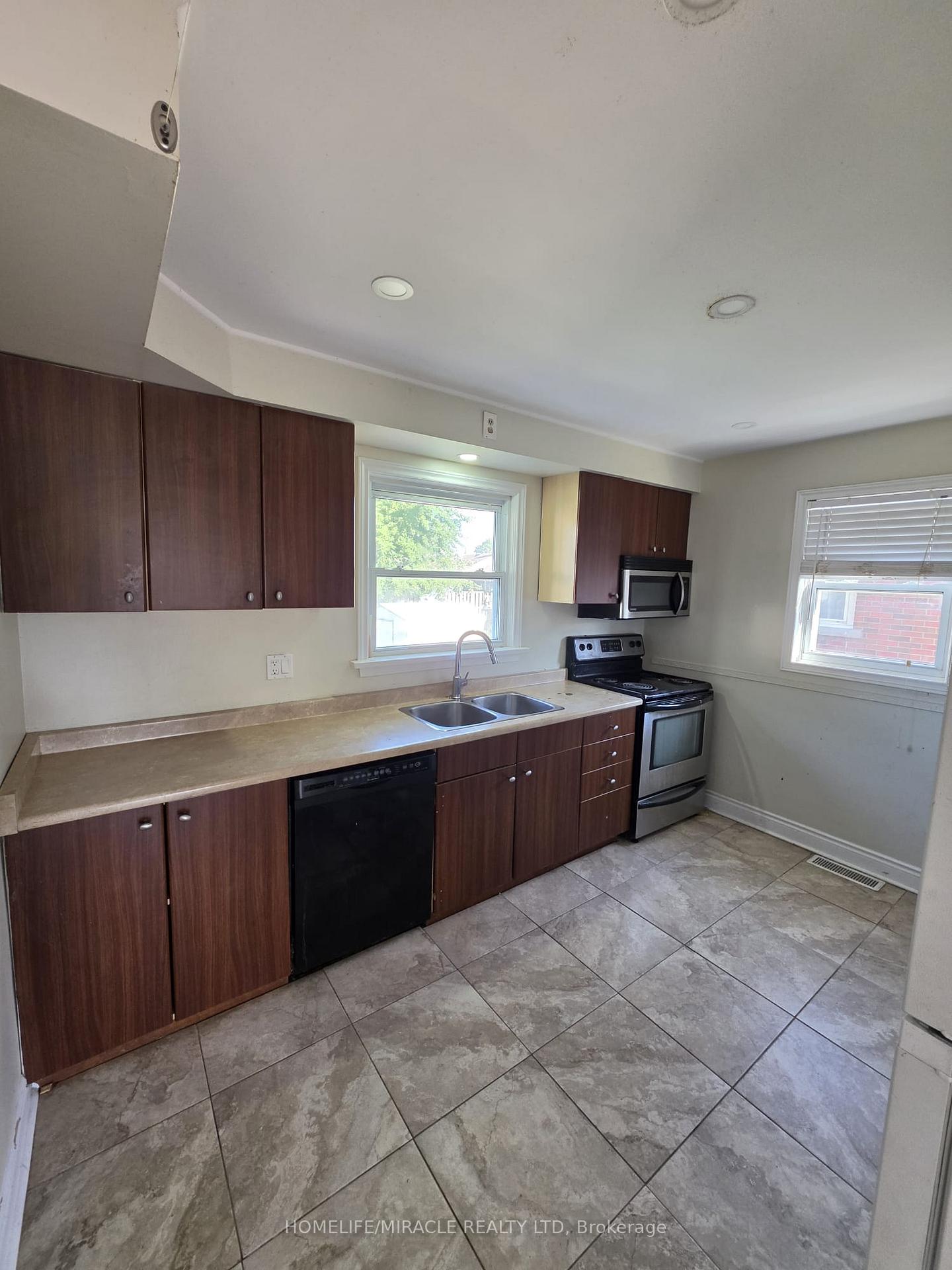 Photo 5 of 7150 Douglas Crescent, Niagara Falls, Arad/Fallsview — HOMEH