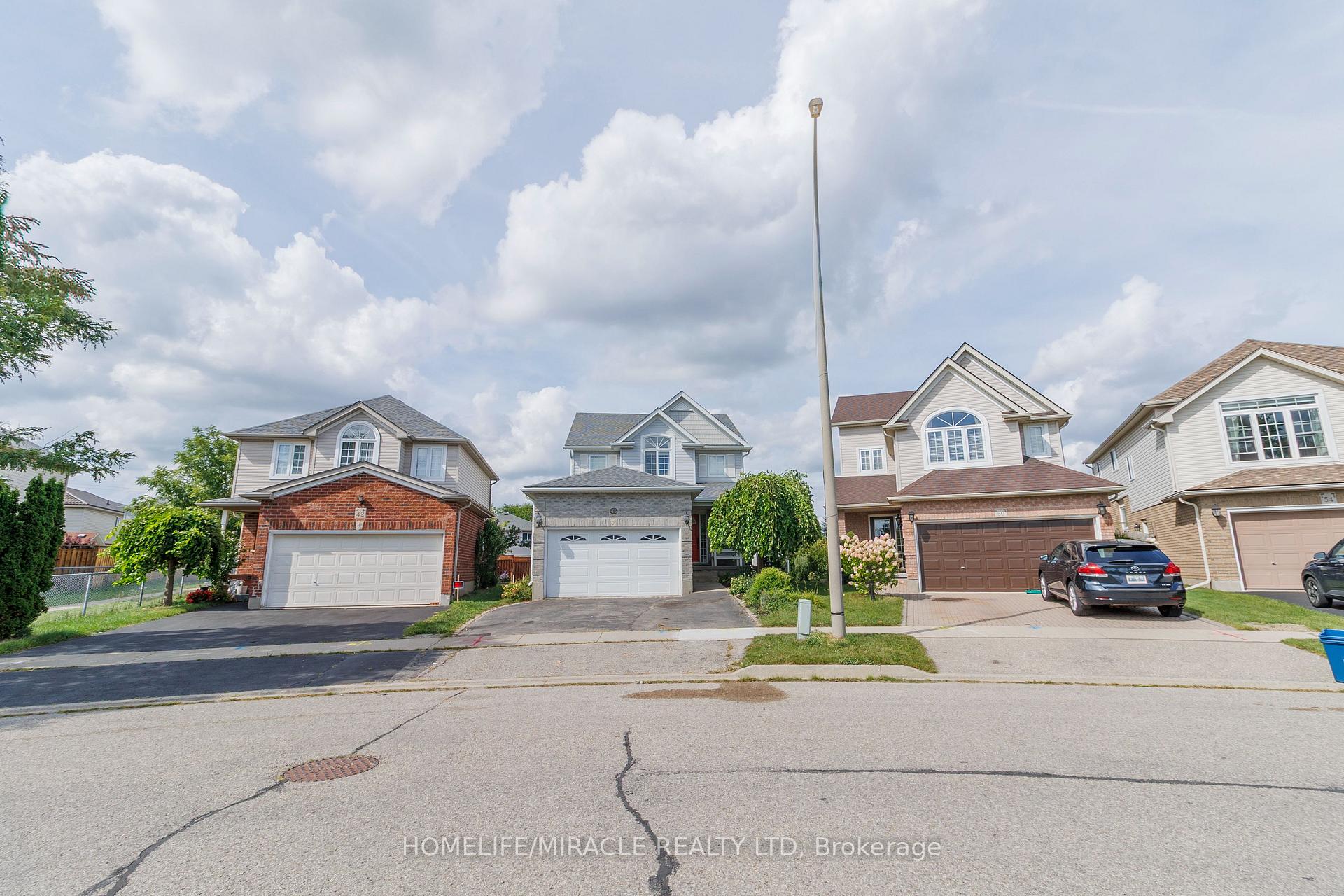 Photo 3 of 46 Heatherwood Place, Kitchener, Highland West — HOMEH