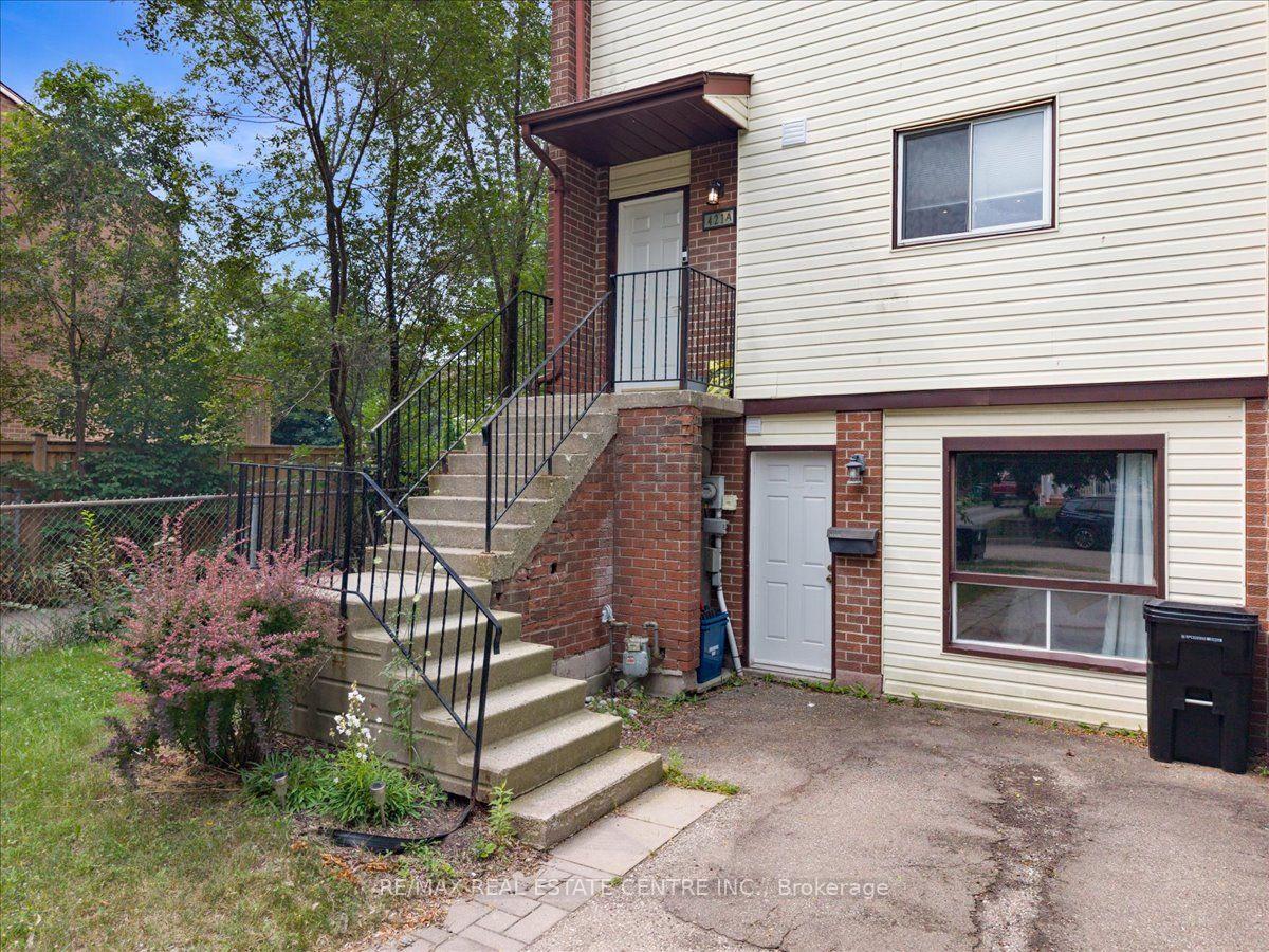 Photo 2 of 421 Bairstow Crescent, Waterloo, Lincoln Village — HOMEH