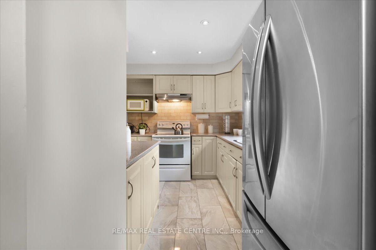 Photo 3 of 421 Bairstow Crescent, Waterloo, Lincoln Village — HOMEH