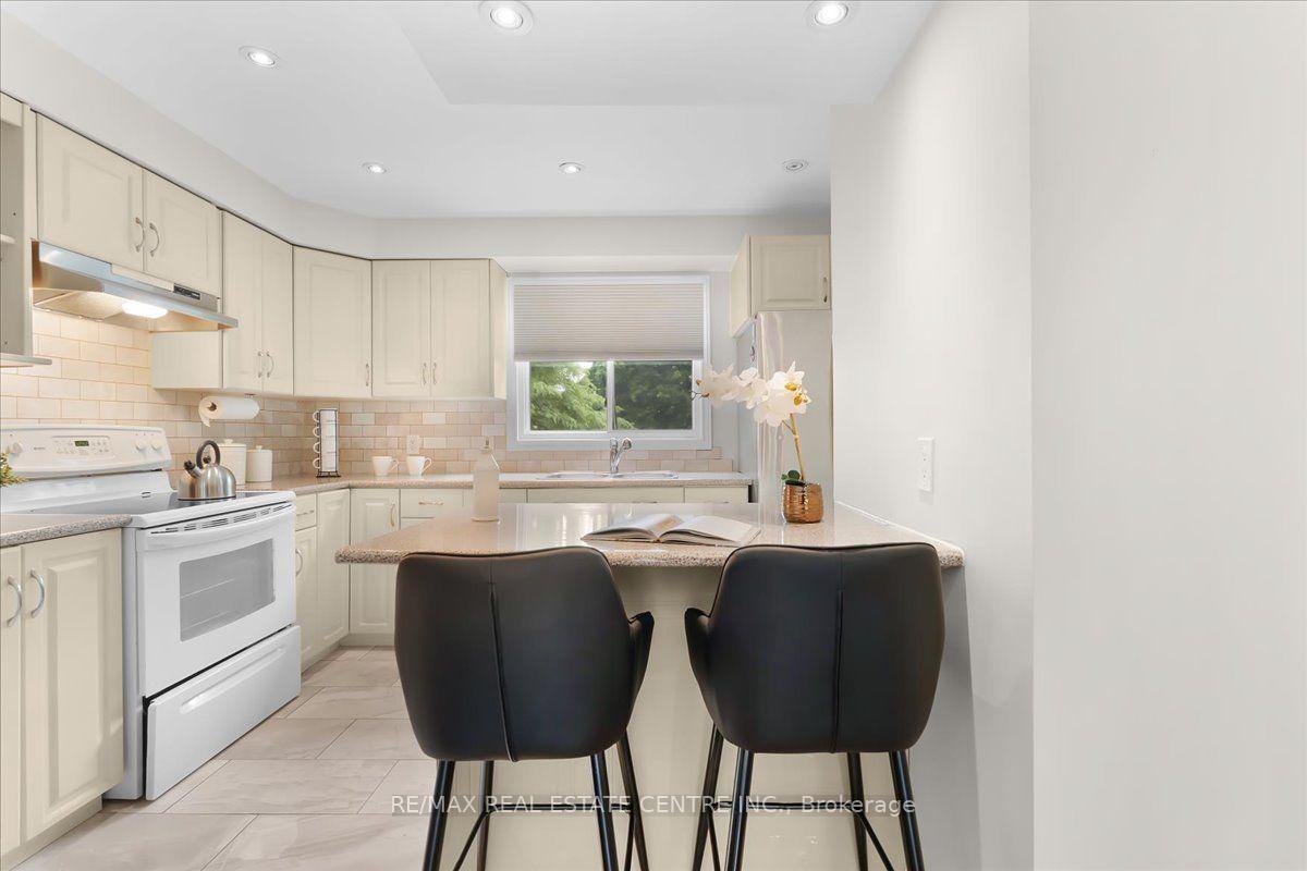 Photo 6 of 421 Bairstow Crescent, Waterloo, Lincoln Village — HOMEH