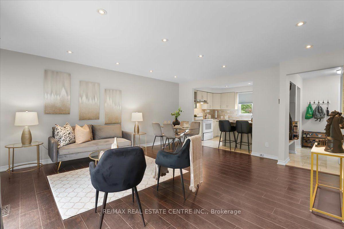 Photo 10 of 421 Bairstow Crescent, Waterloo, Lincoln Village — HOMEH