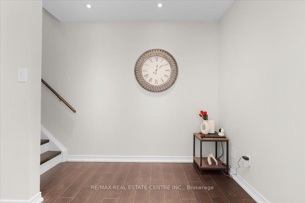 Photo 12 of 421 Bairstow Crescent, Waterloo, Lincoln Village — HOMEH