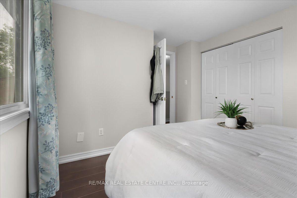 Photo 14 of 421 Bairstow Crescent, Waterloo, Lincoln Village — HOMEH