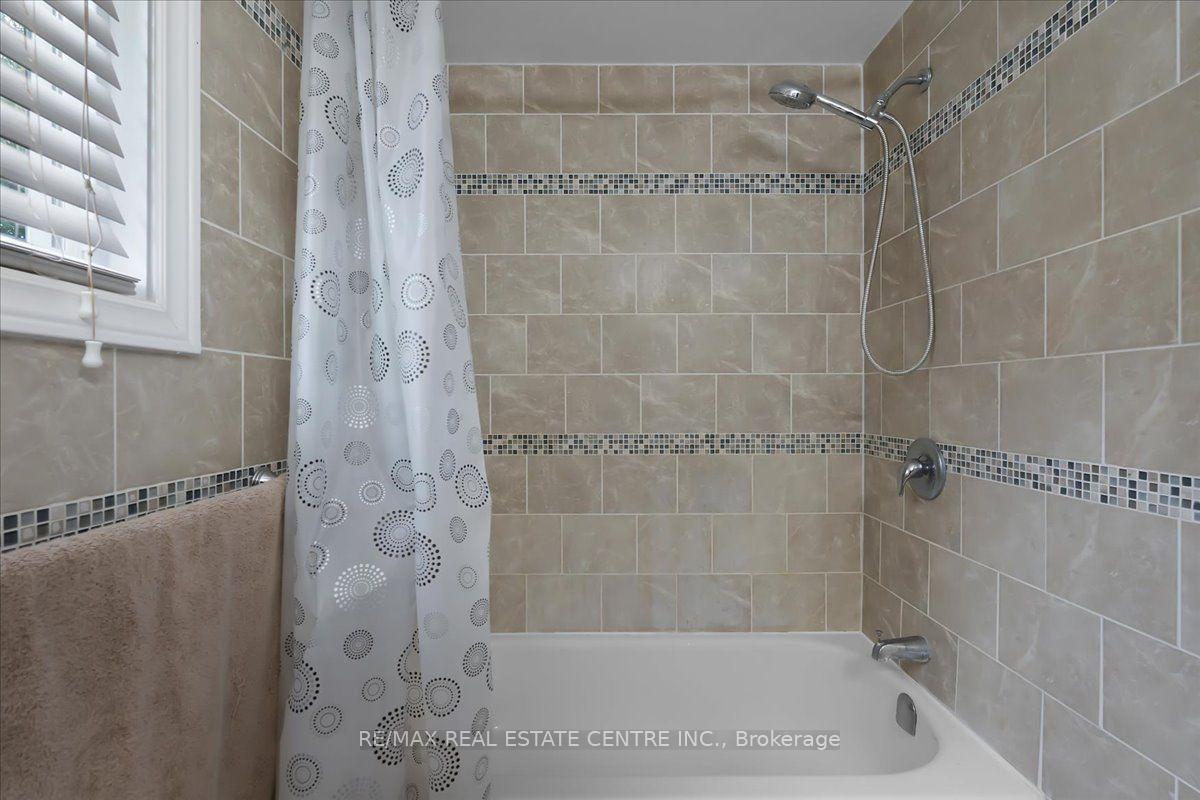 Photo 16 of 421 Bairstow Crescent, Waterloo, Lincoln Village — HOMEH