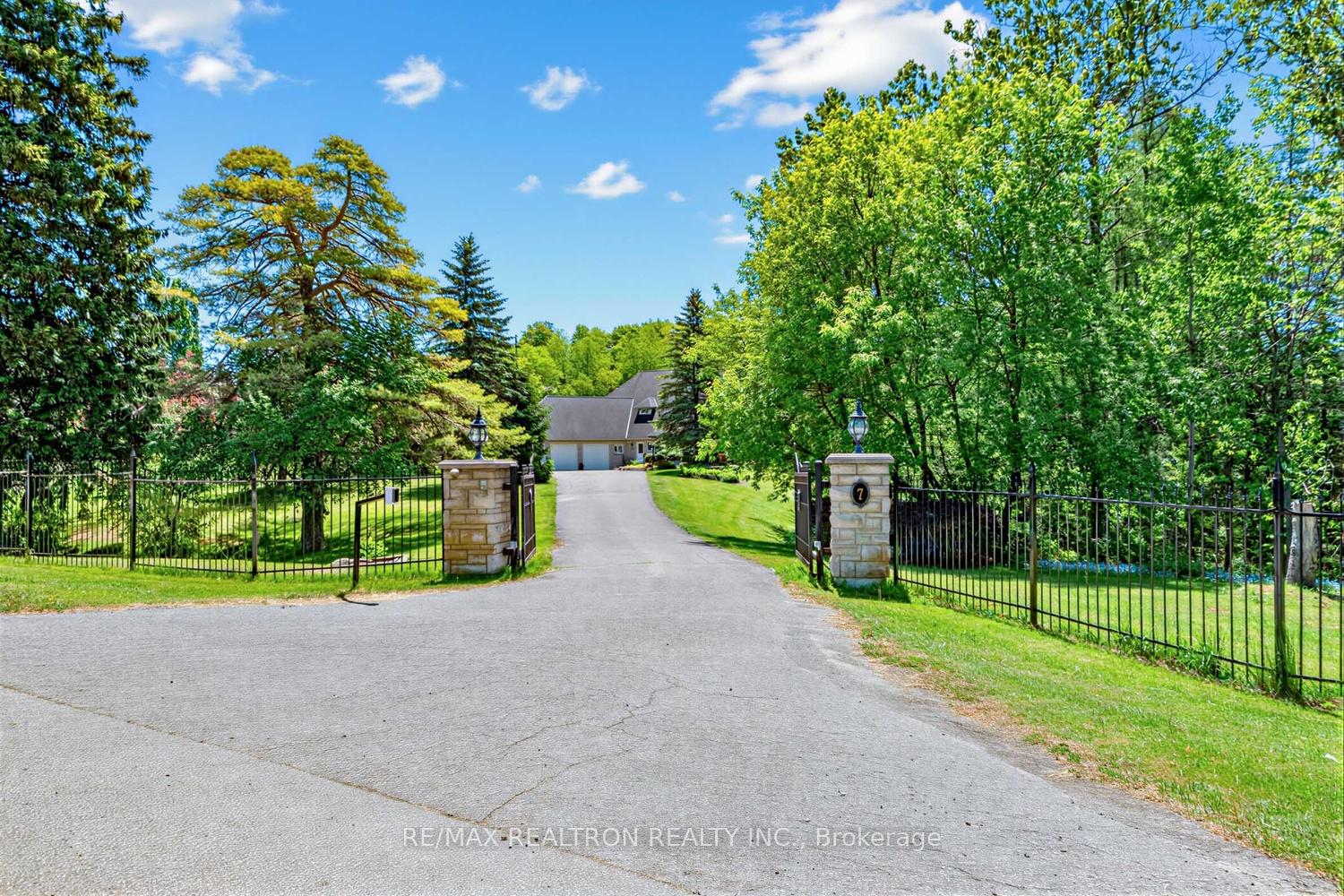 Photo 2 of 7 Gilbert Drive, Aurora, Aurora Estates — HOMEH