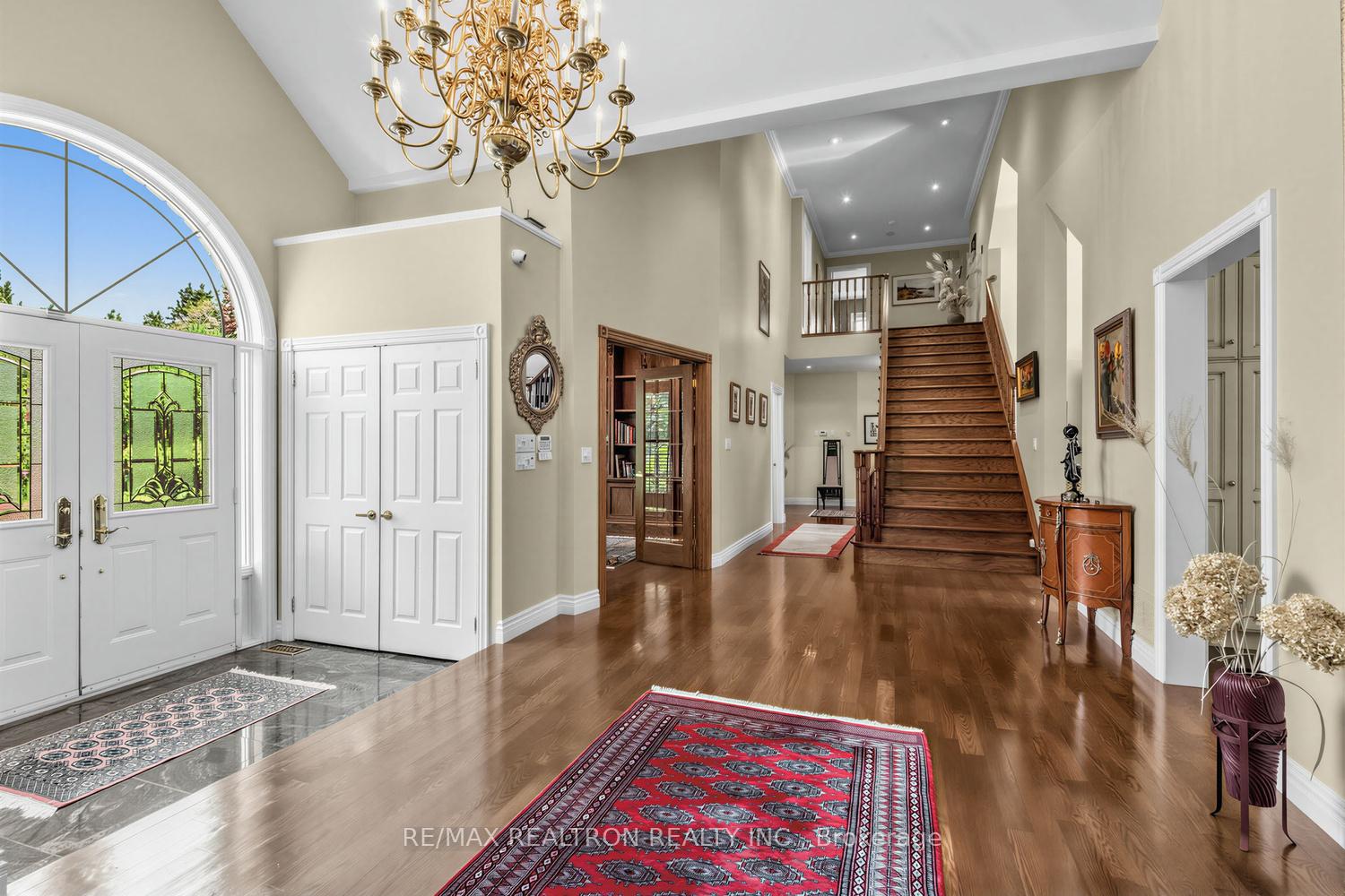 Photo 6 of 7 Gilbert Drive, Aurora, Aurora Estates — HOMEH