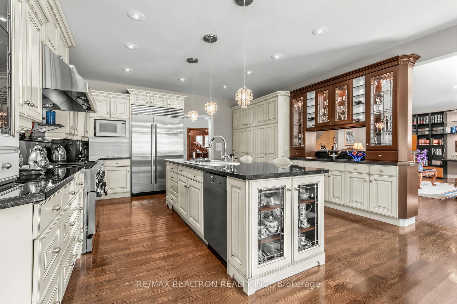 Photo 12 of 7 Gilbert Drive, Aurora, Aurora Estates — HOMEH