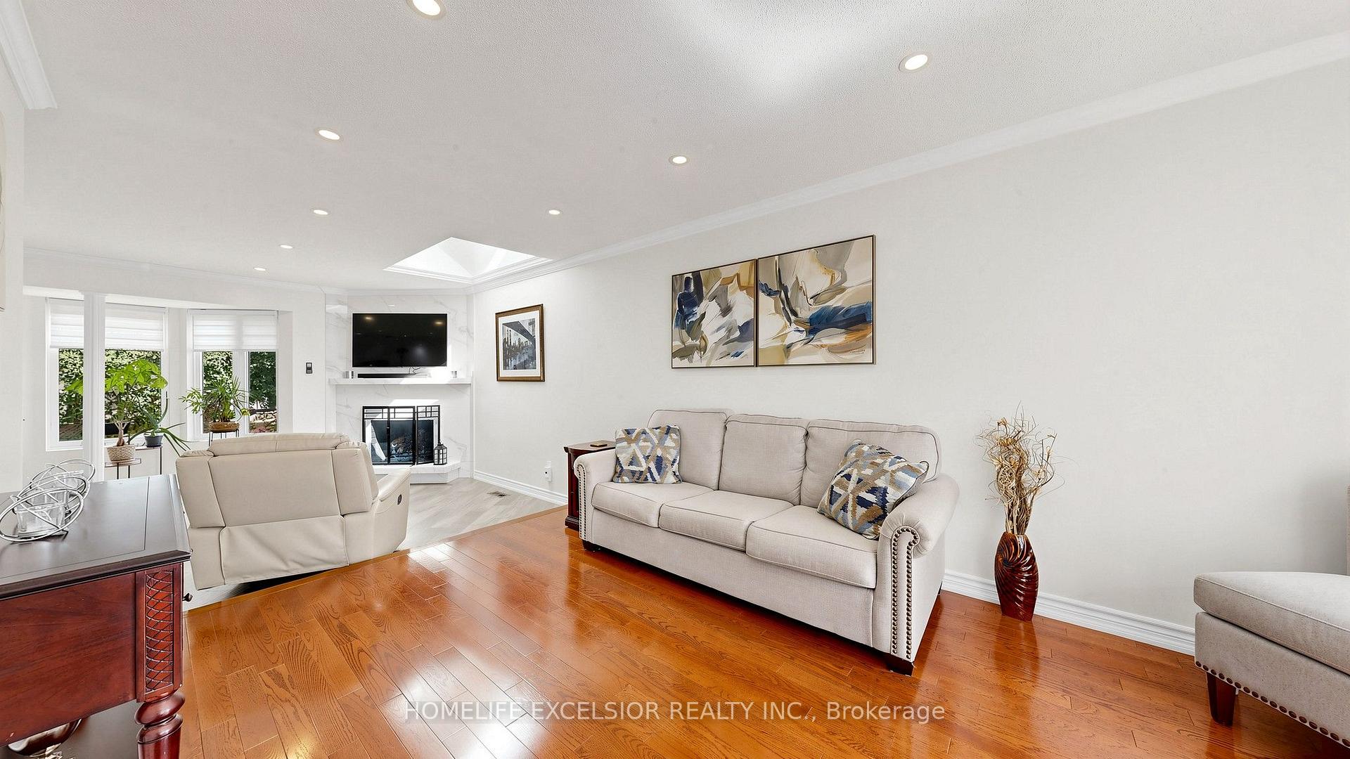 Photo 9 of 88 Kemano Road, Aurora, Aurora Heights — HOMEH