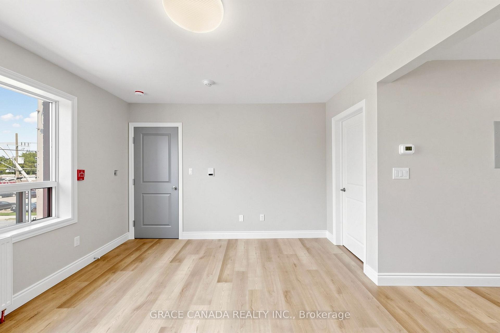 Photo 3 of 65 Sanford Avenue S, Hamilton, St. Clair — HOMEH