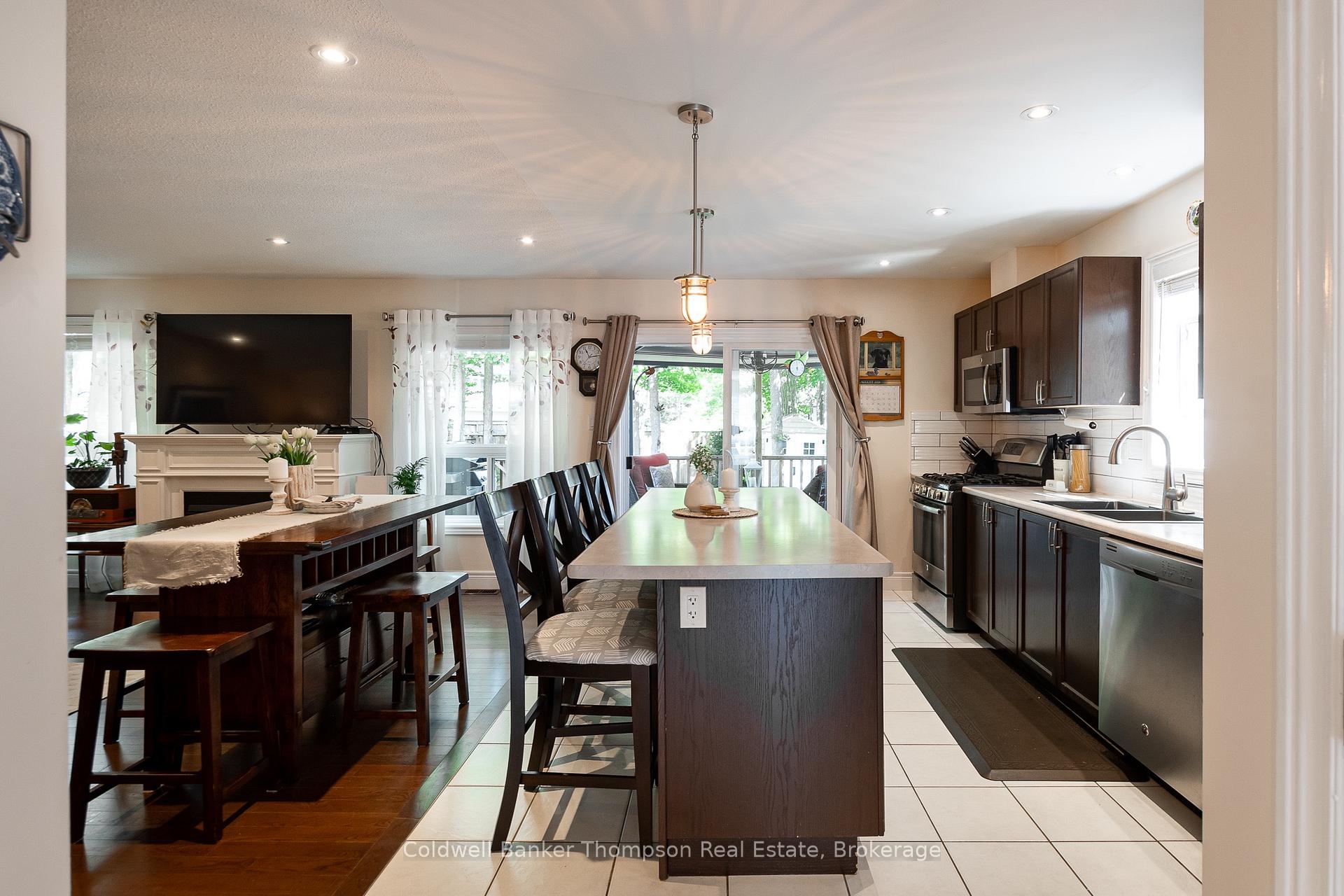 Photo 4 of 250 Pine Street, Gravenhurst, Muskoka (S) — HOMEH