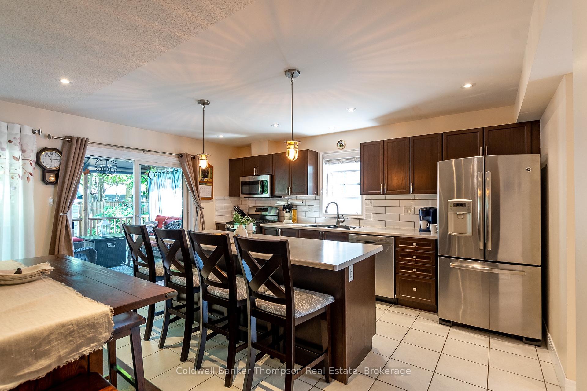 Photo 5 of 250 Pine Street, Gravenhurst, Muskoka (S) — HOMEH