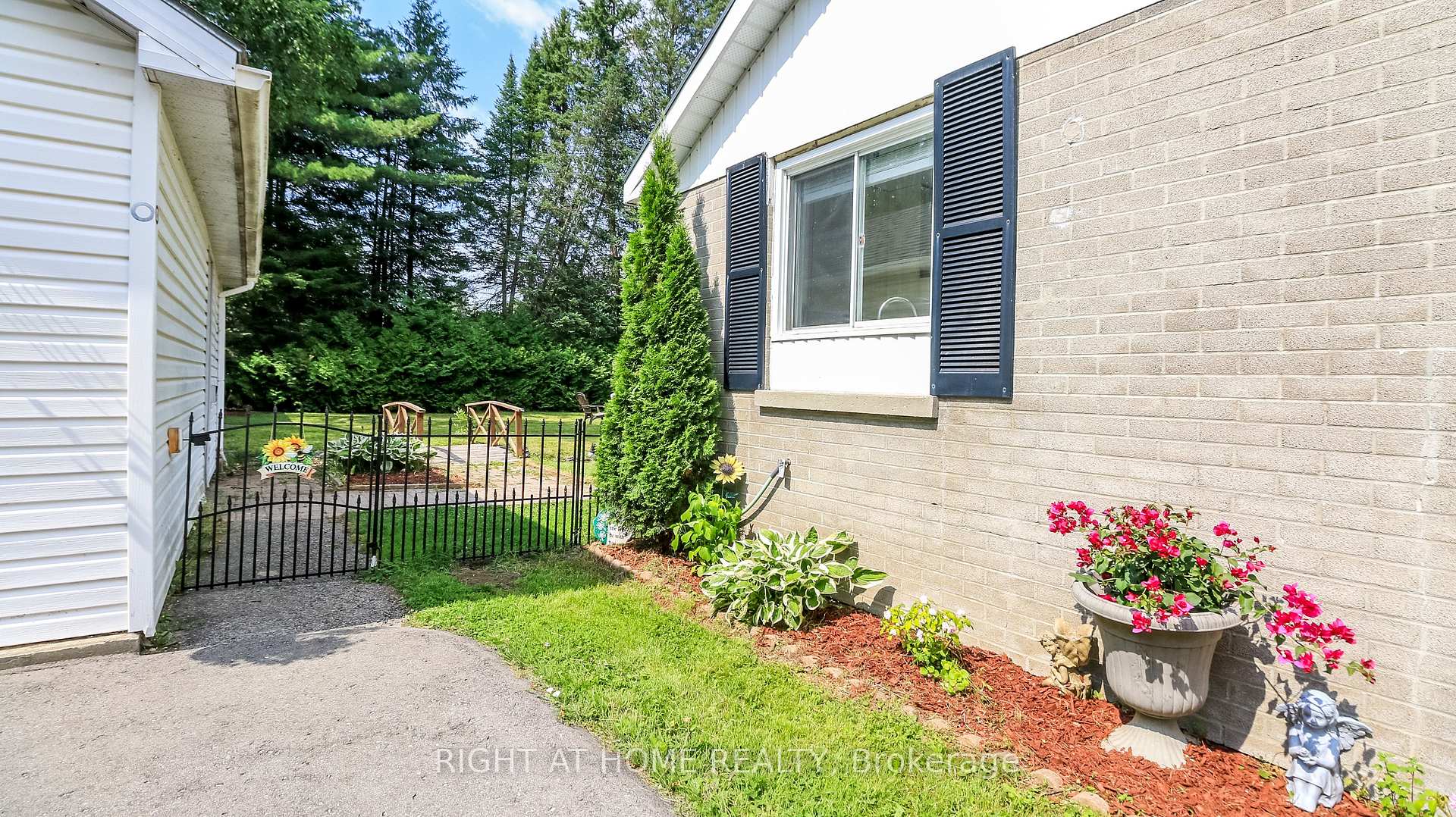 Photo 3 of 774 James Street, Innisfil, Alcona — HOMEH