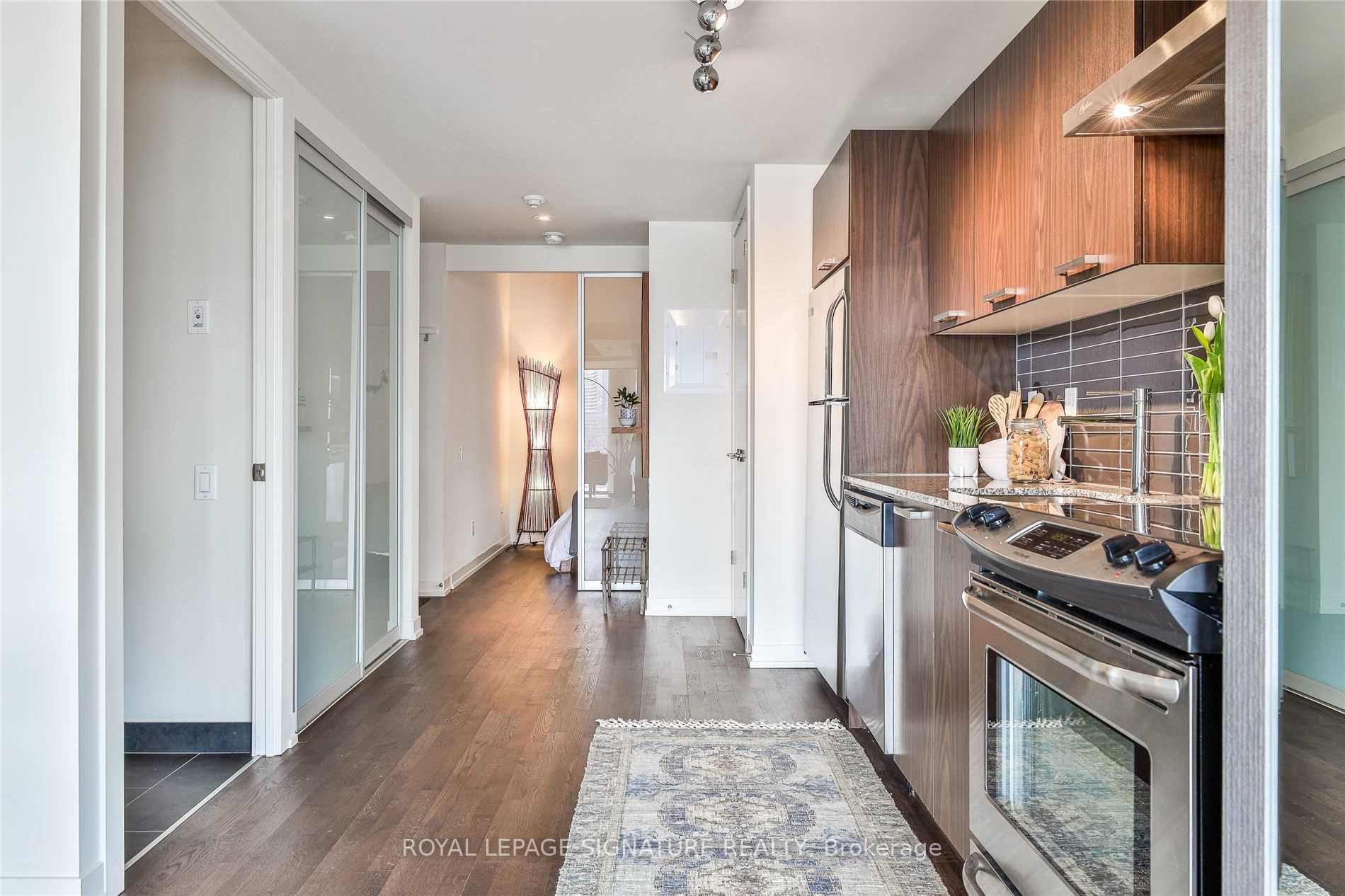 Photo 4 of Unit 819, 95 Bathurst Street, Toronto, Waterfront Communities — HOMEH