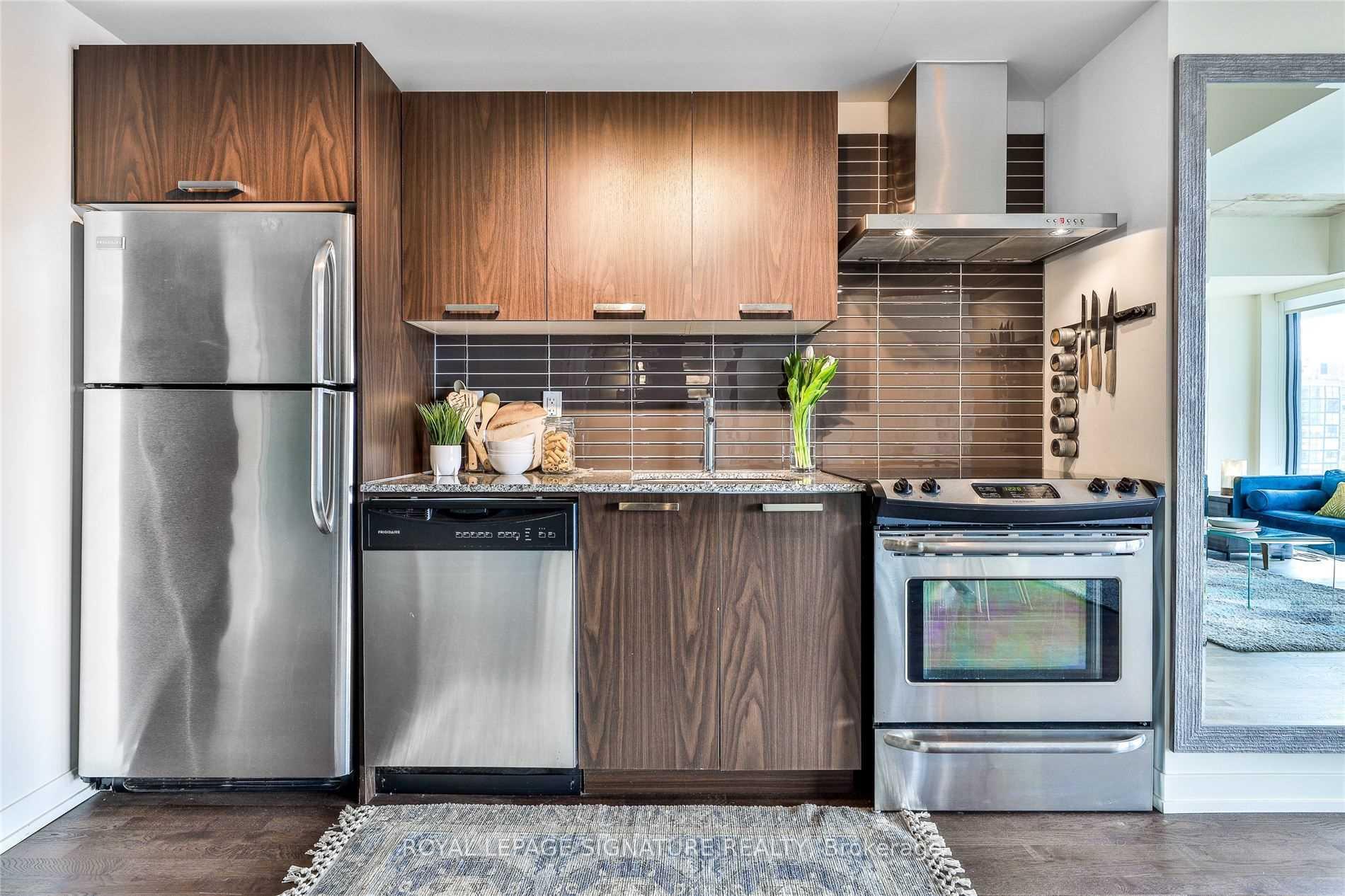 Photo 6 of Unit 819, 95 Bathurst Street, Toronto, Waterfront Communities — HOMEH