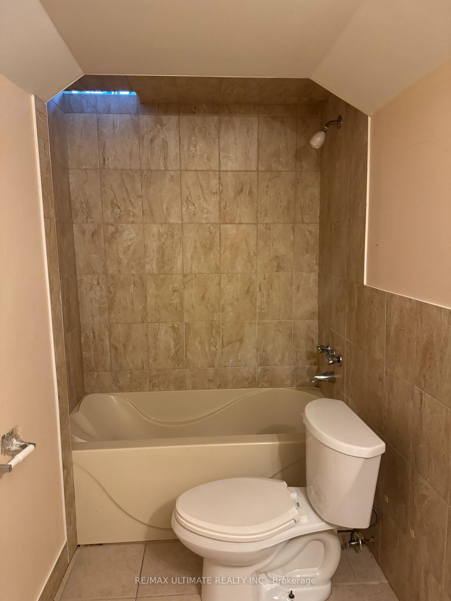 Photo 7 of Unit Basement, 58 Braidwood Lake Road, Brampton, Northwest Sandalwood Parkway — HOMEH