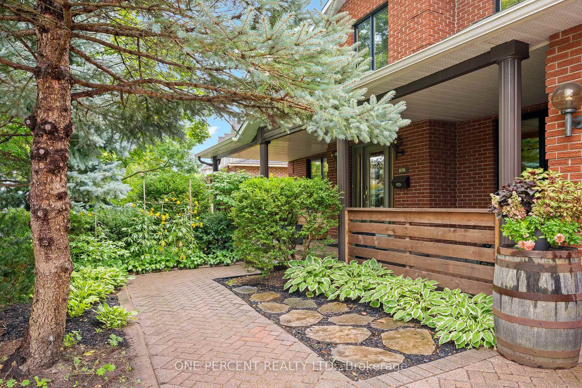 Photo 3 of 1606 Ortona Avenue, Ottawa, Carleton Heights — HOMEH