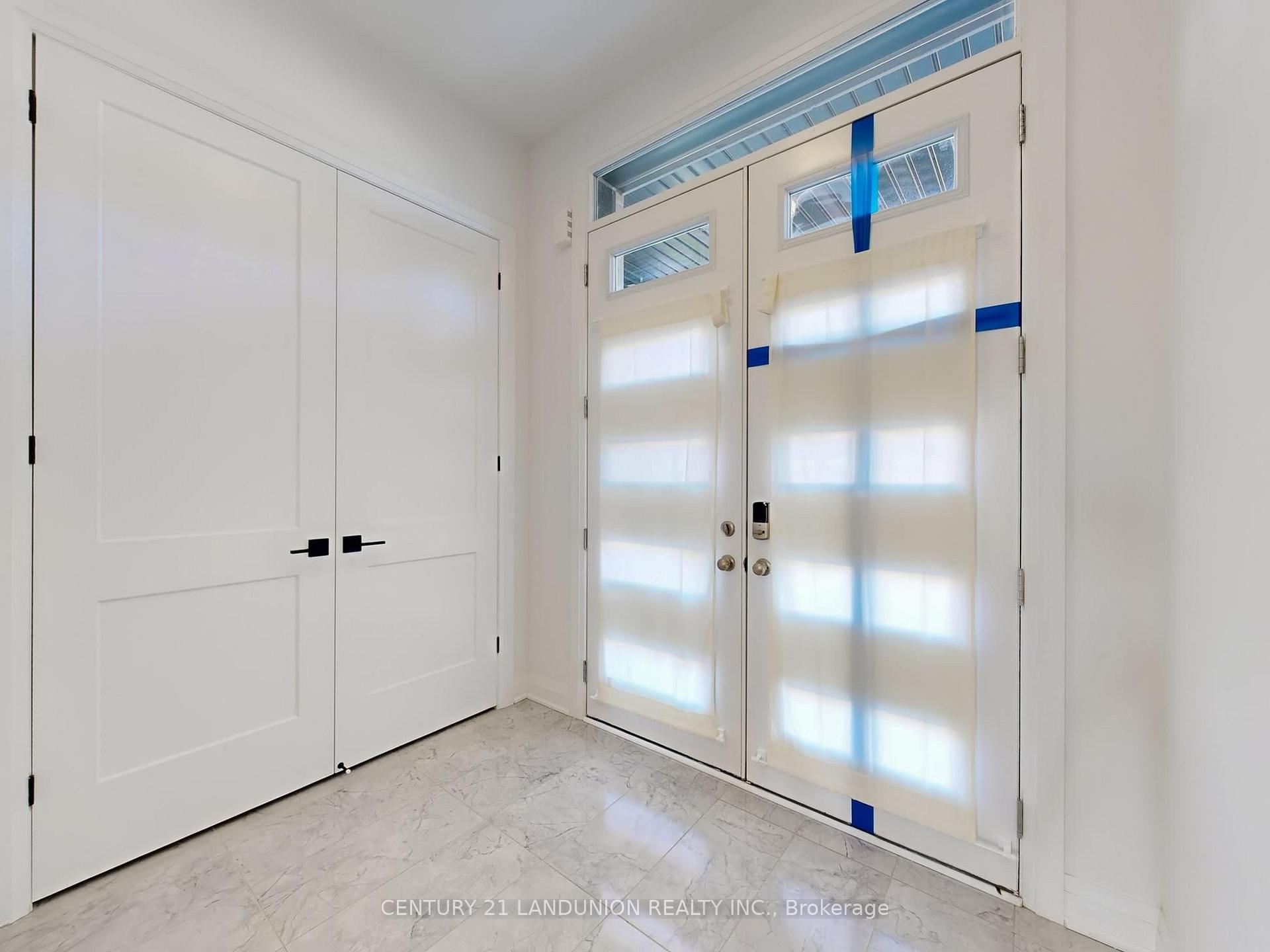 Photo 4 of 19 Spring Oak Crescent, Markham, Rural Markham — HOMEH