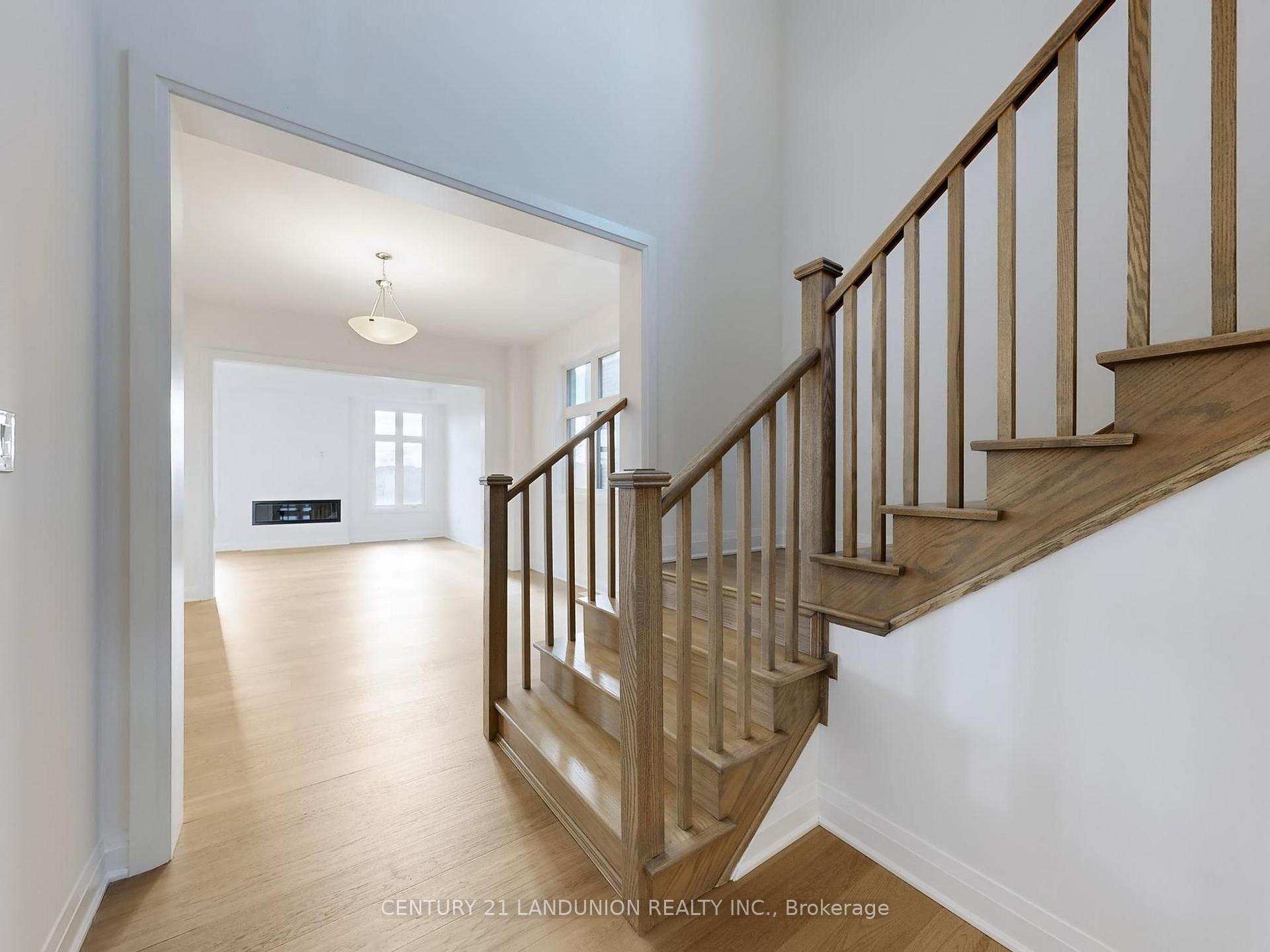 Photo 5 of 19 Spring Oak Crescent, Markham, Rural Markham — HOMEH