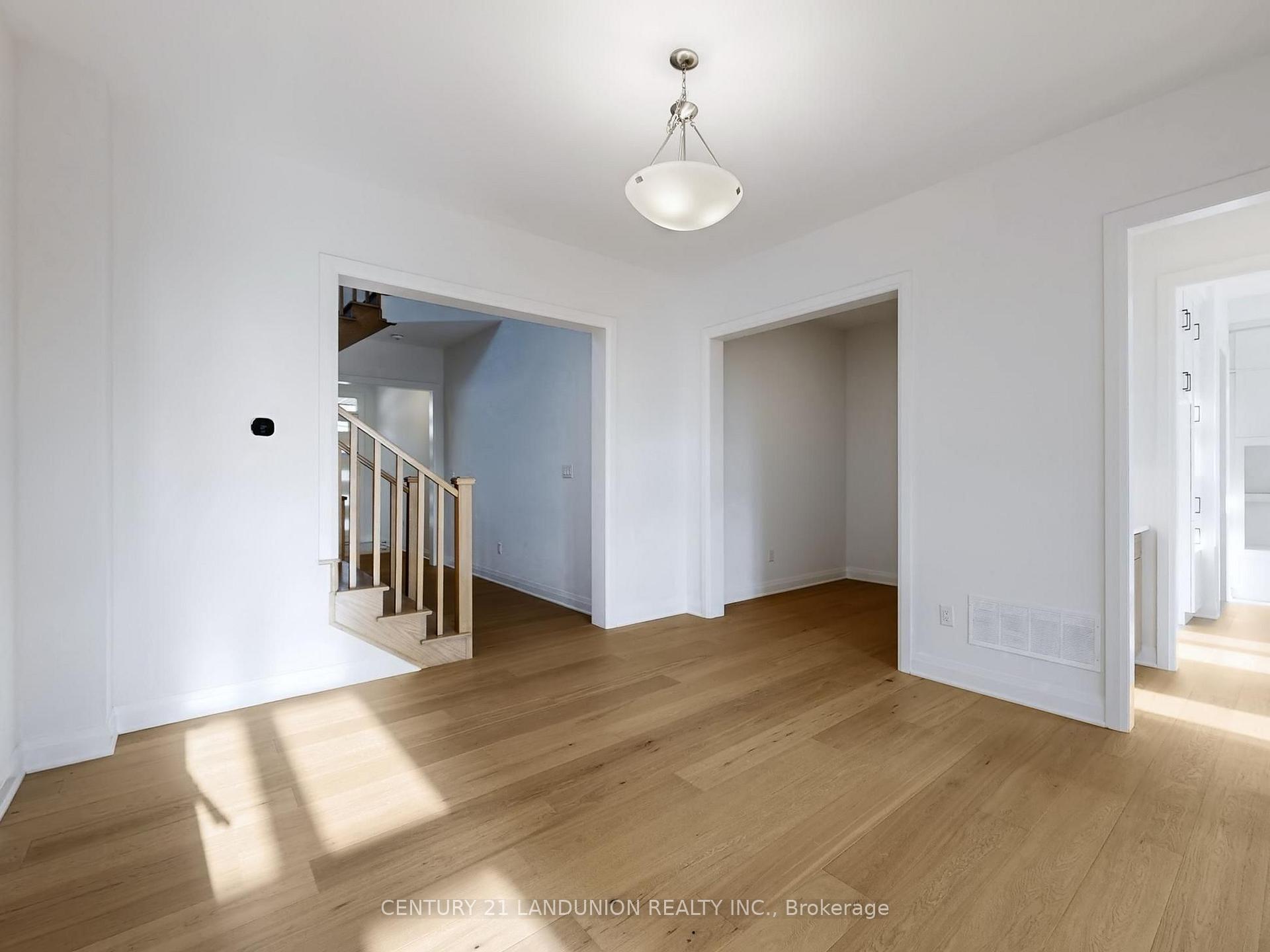 Photo 9 of 19 Spring Oak Crescent, Markham, Rural Markham — HOMEH