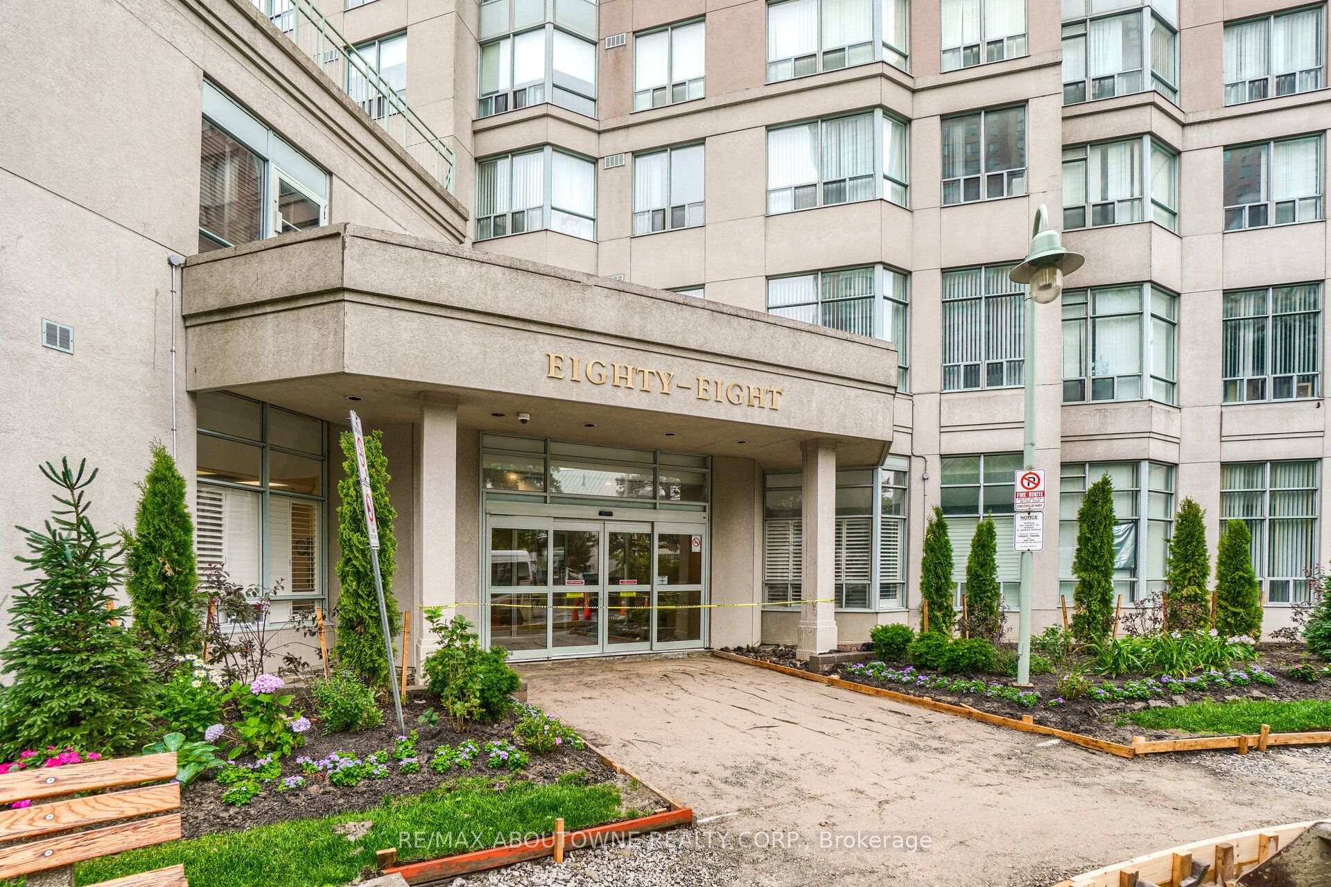 Photo 1 of Unit 705, 88 Corporate Drive, Scarborough, Woburn — HOMEH