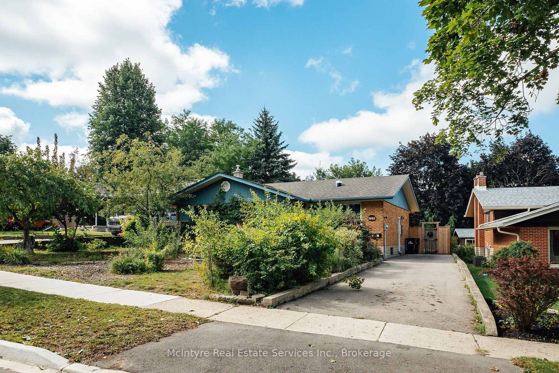 Photo 2 of 229 Winfield Avenue, Waterloo, Lincoln Village — HOMEH