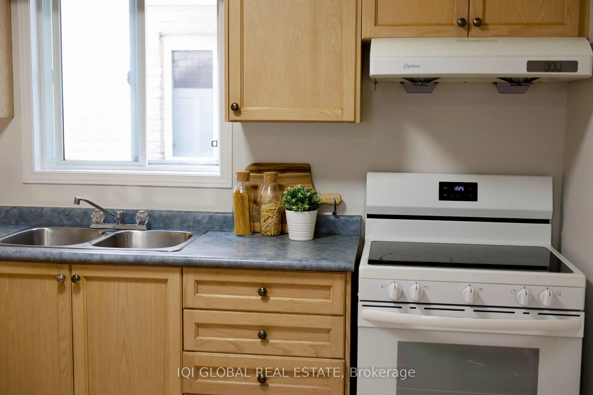 Photo 21 of 881 Blacksmith Street, London, North M — HOMEH