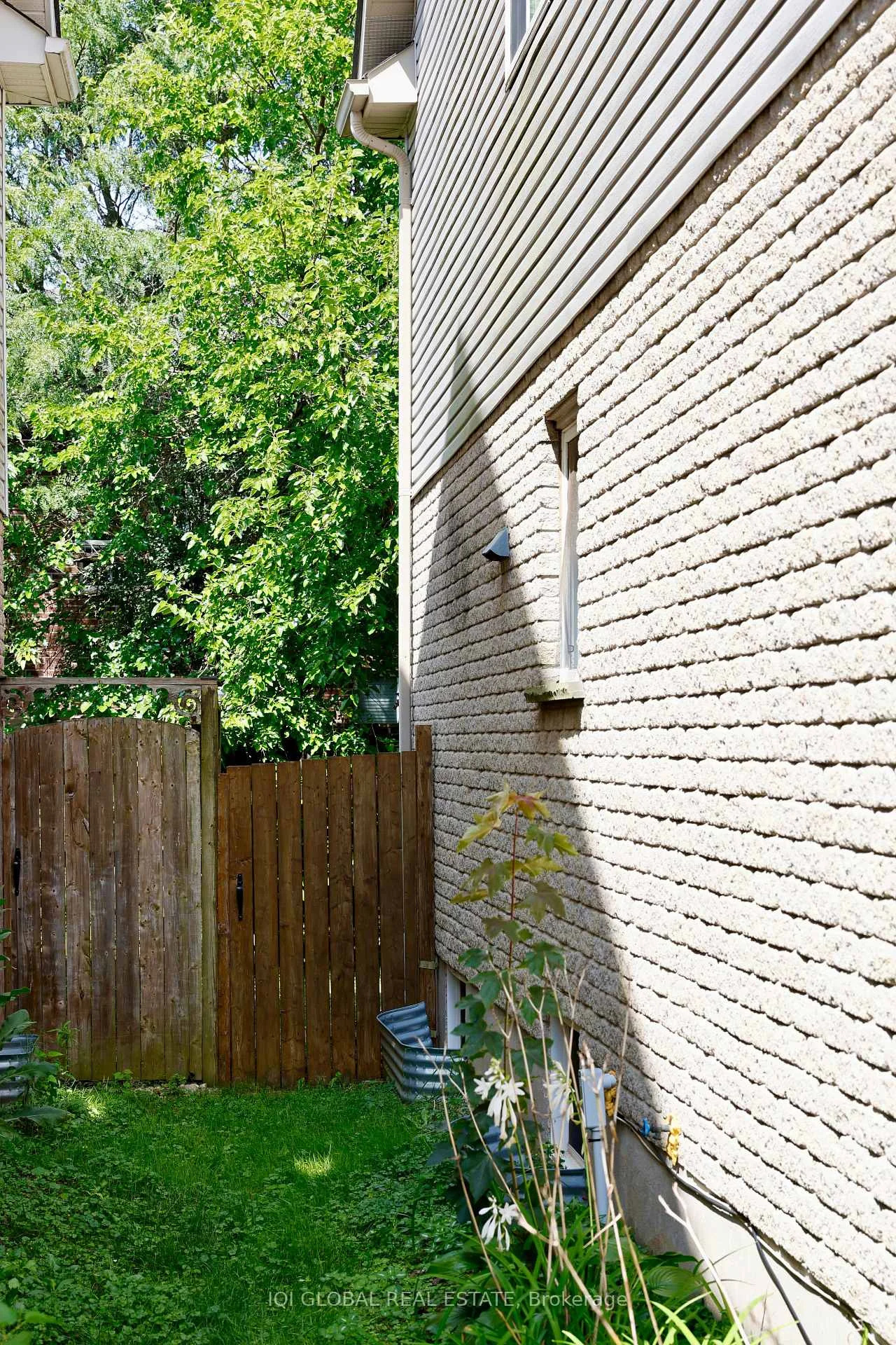 Photo 33 of 881 Blacksmith Street, London, North M — HOMEH