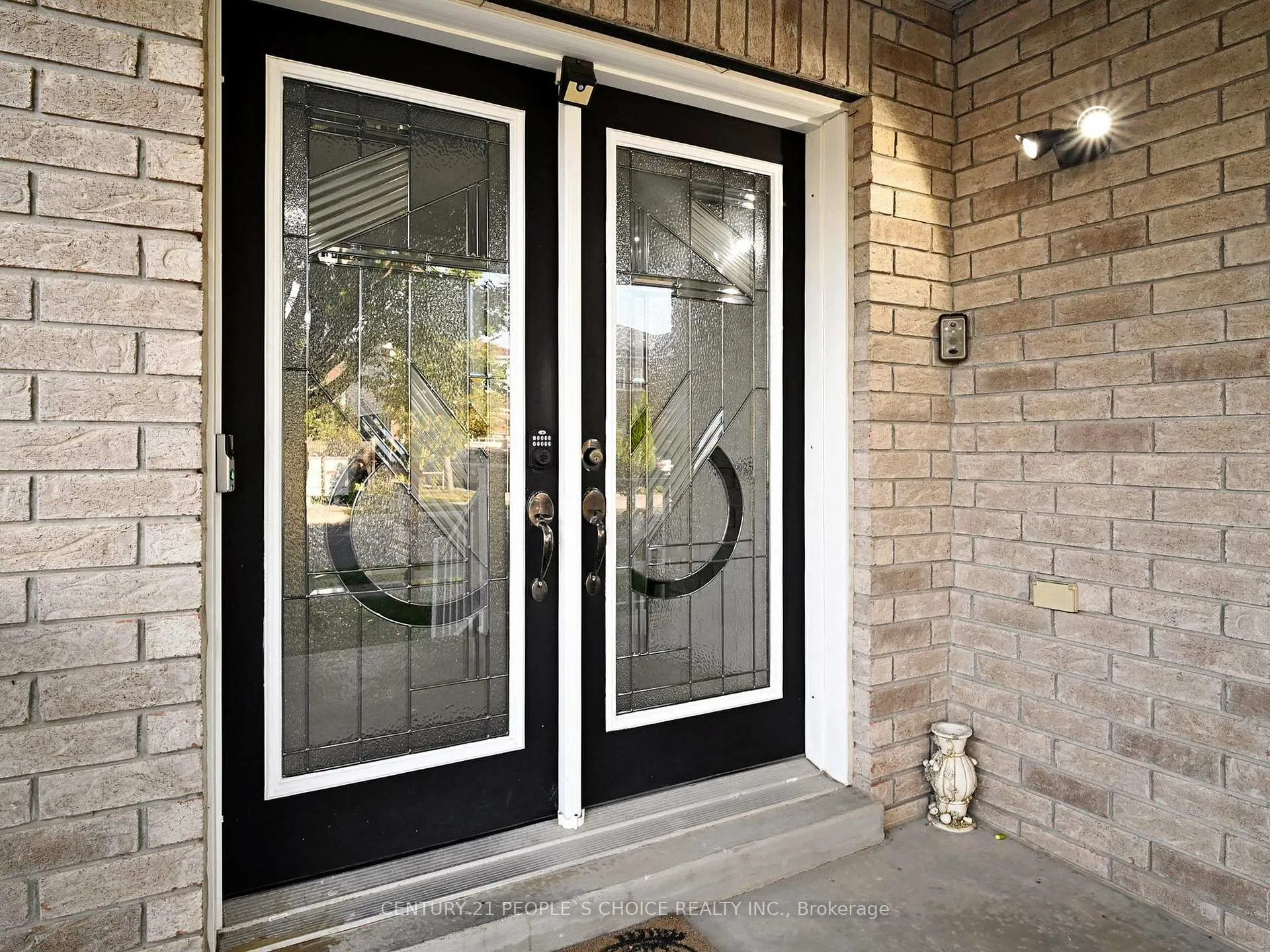 Photo 2 of 230 Edenbrook Hill Drive, Brampton, Fletcher's Meadow — HOMEH