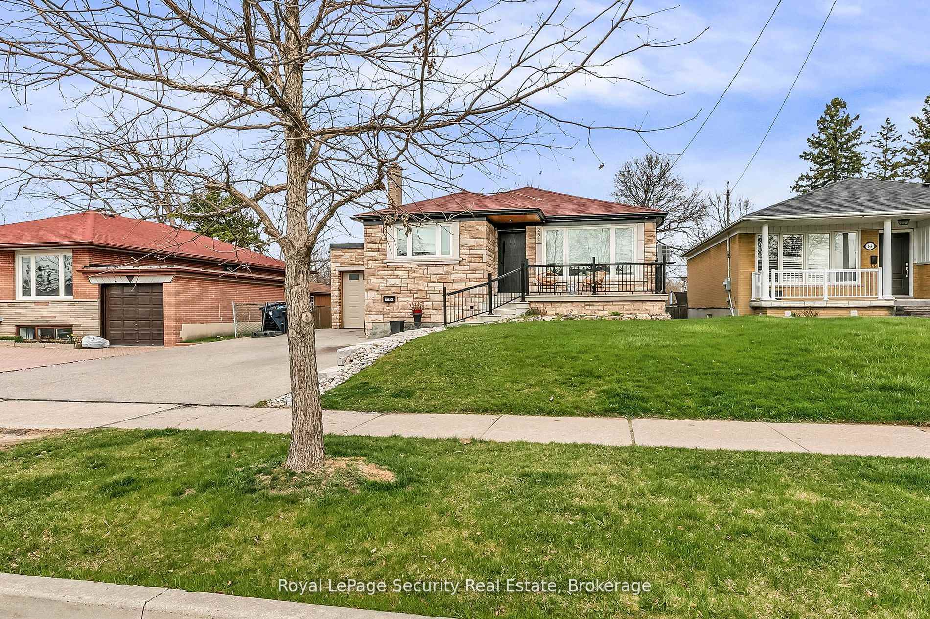 Photo 3 of 251 Thistle Down Boulevard, Etobicoke, Thistletown-Beaumonde Heights — HOMEH