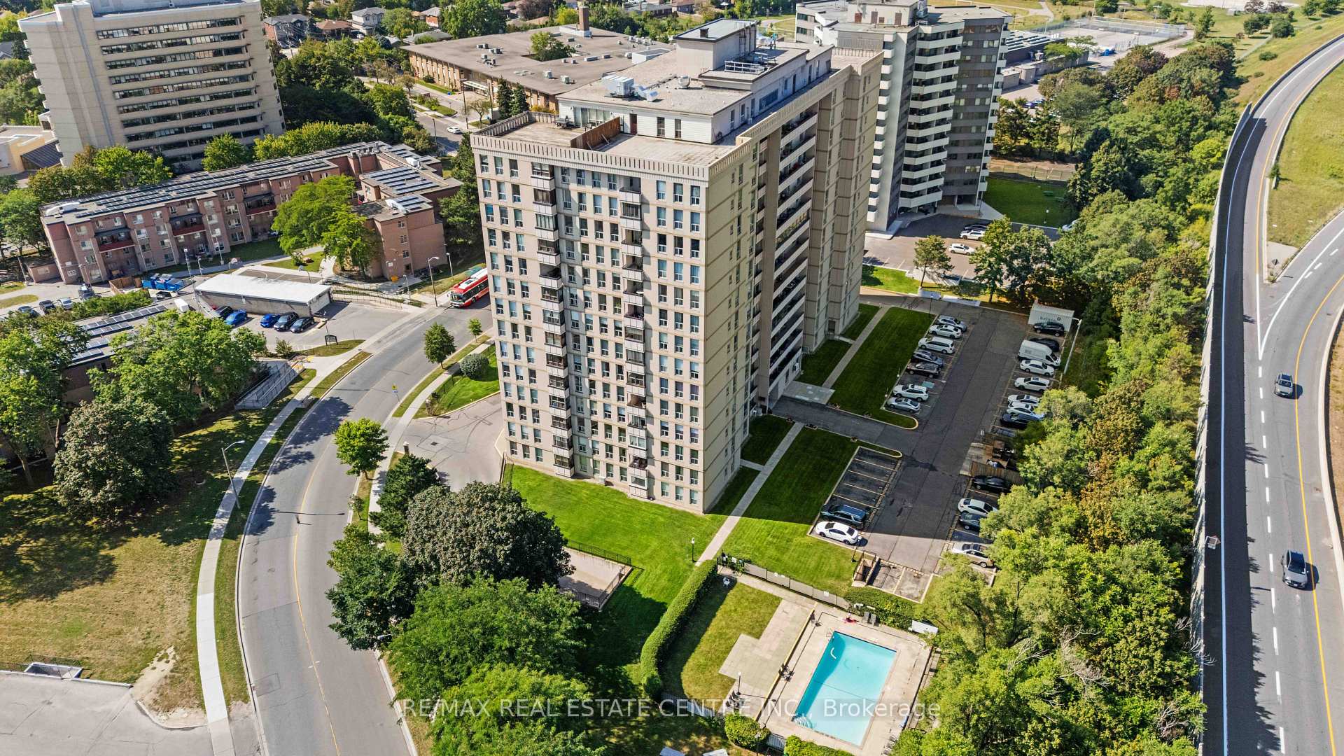 Photo 3 of Unit 504, 130 Neptune Drive, Toronto, Englemount-Lawrence — HOMEH