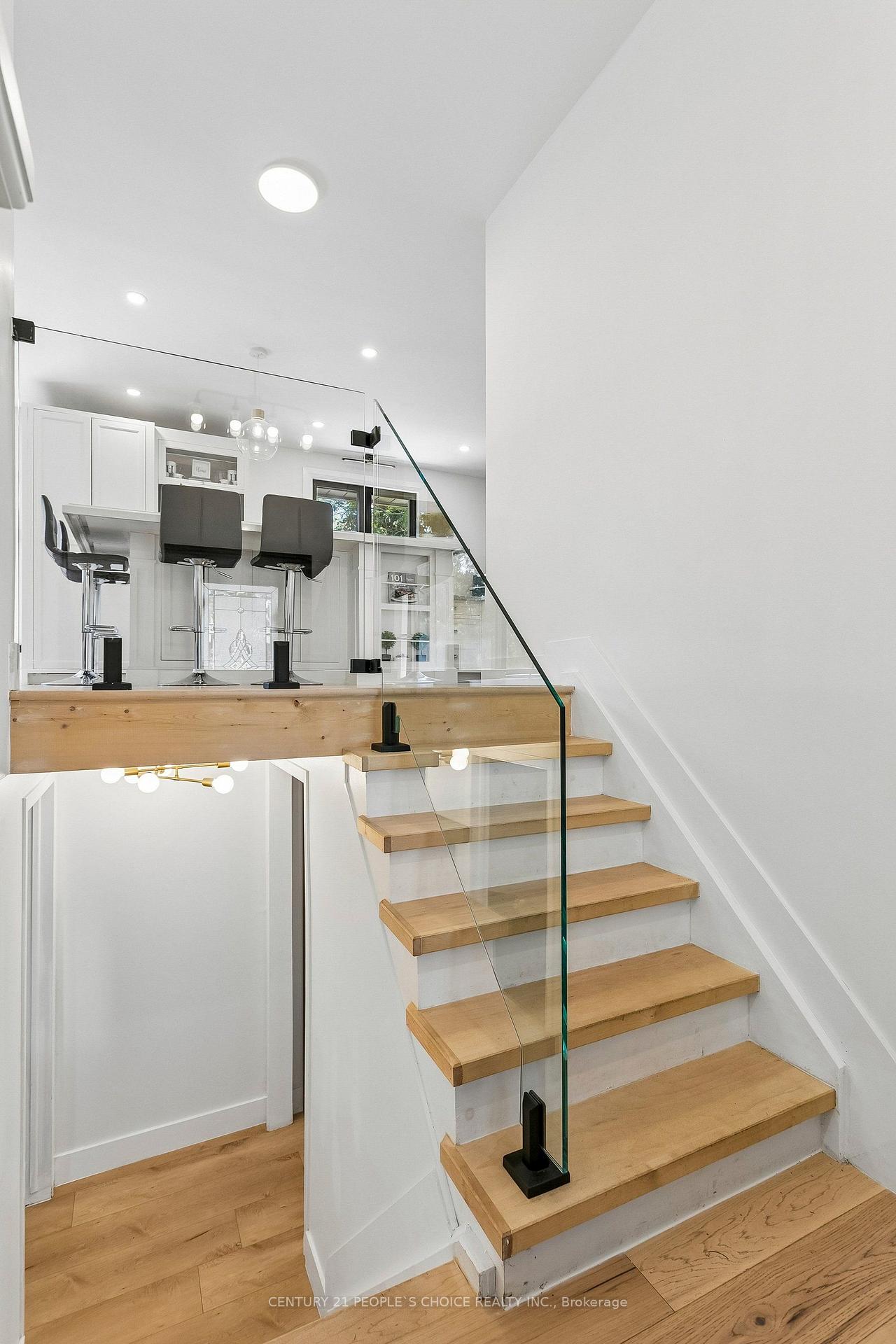 Photo 8 of 2505 Yarmouth Crescent, Oakville, West — HOMEH