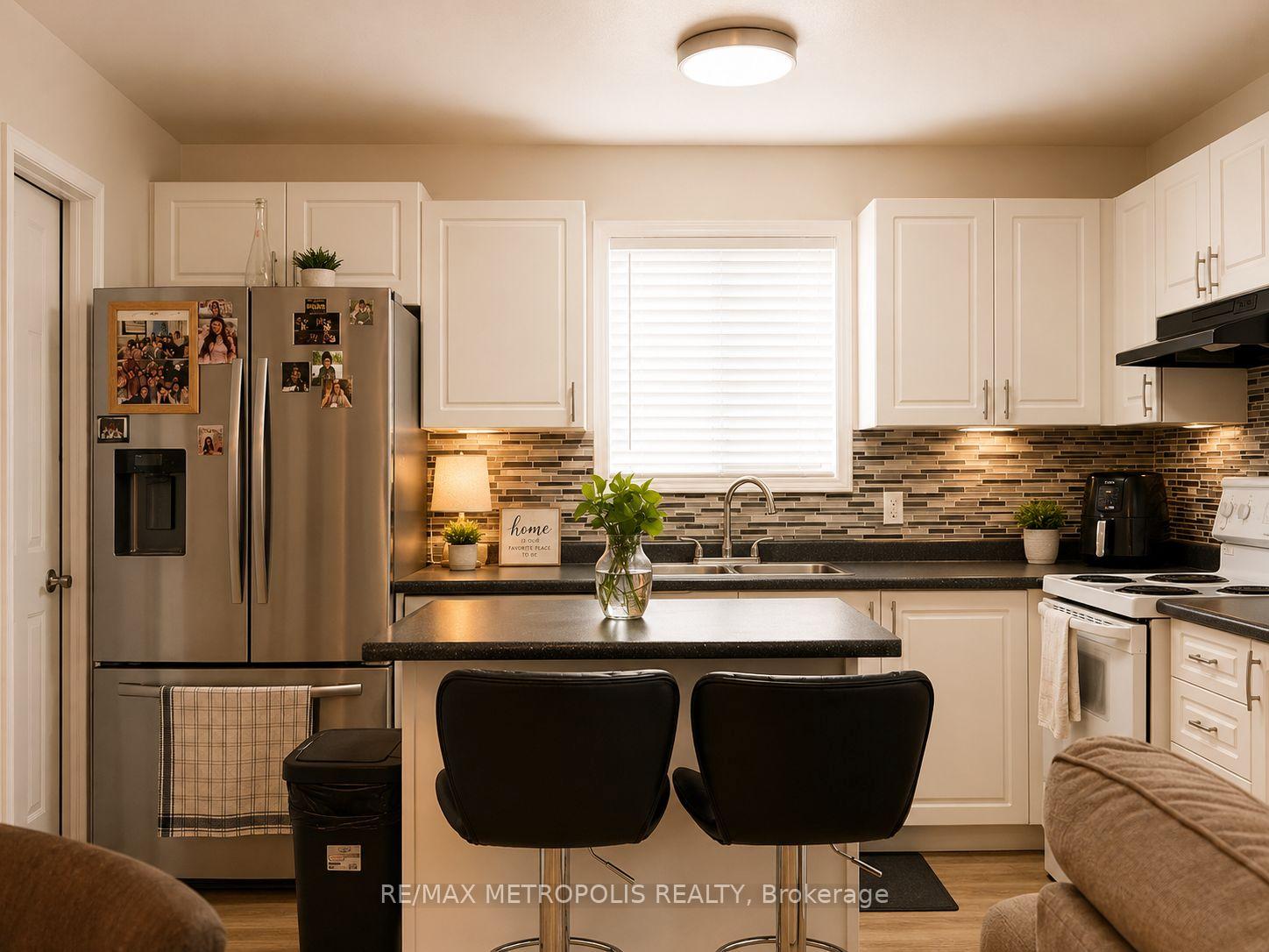 Photo 10 of 35 Phair Crescent, London, South J — HOMEH
