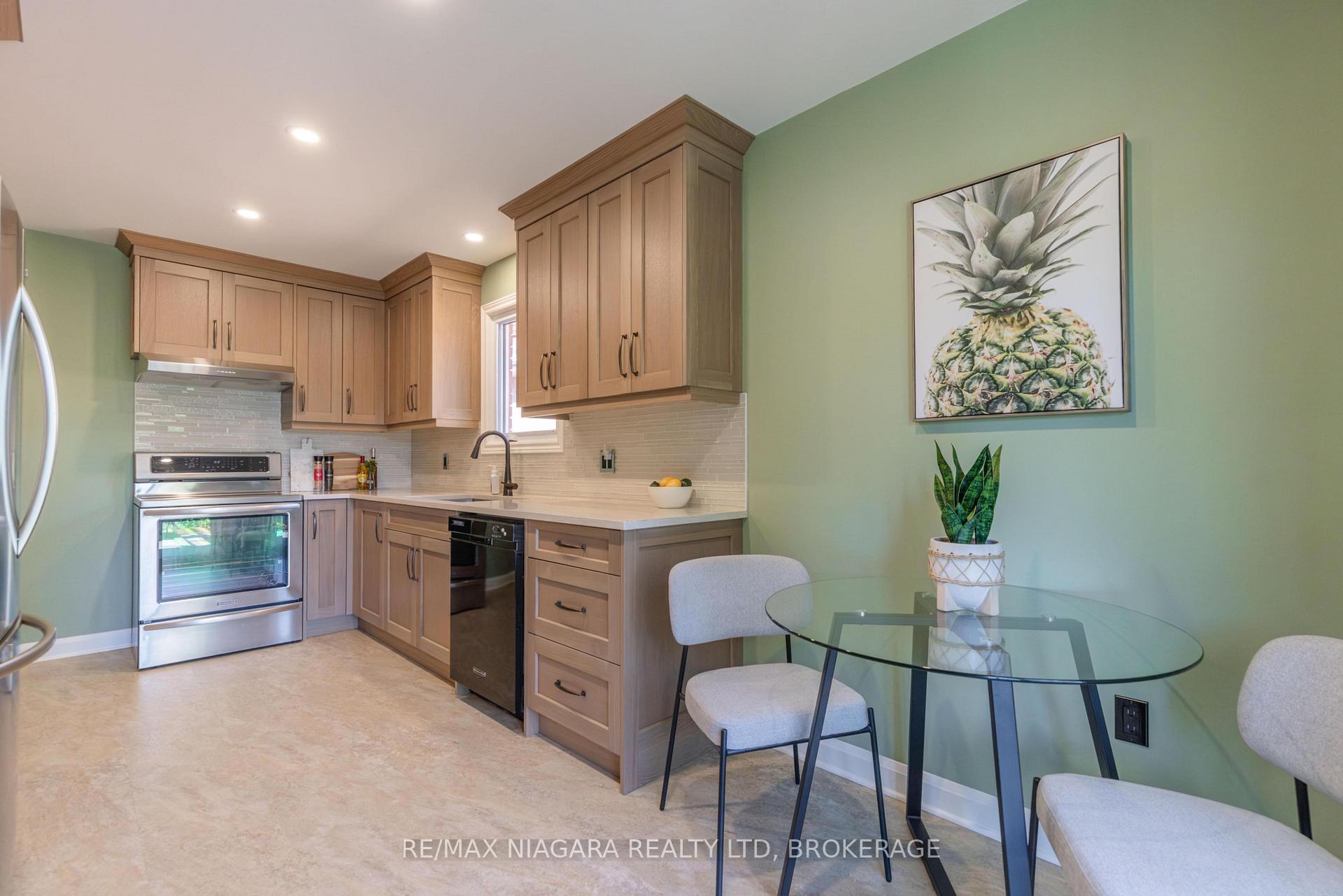 Photo 14 of 27 Andrea Drive, St. Catharines, Rykert/Vansickle — HOMEH