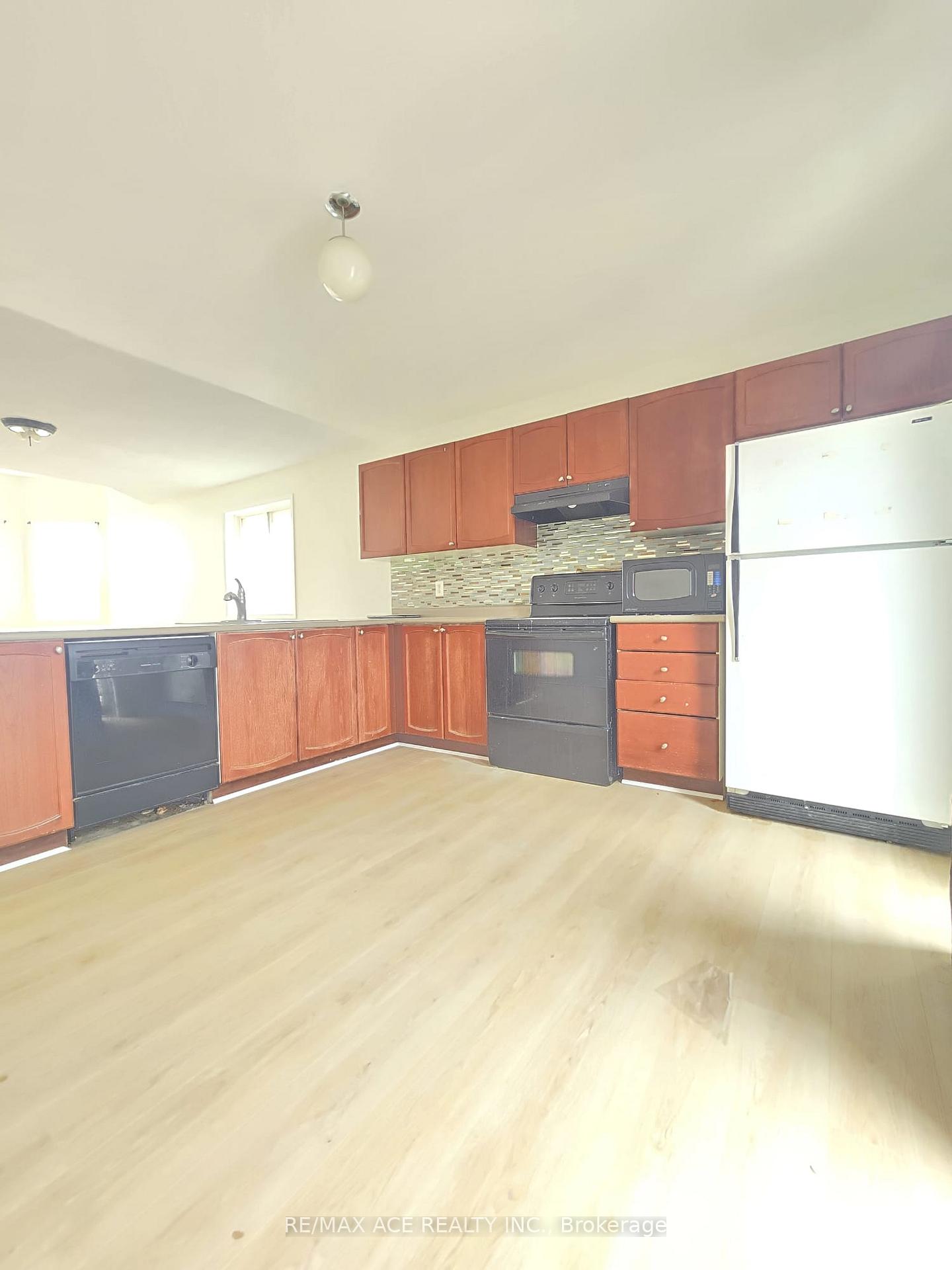 Photo 2 of Unit Main, 48 Ambler Bay, Barrie, Georgian Drive — HOMEH