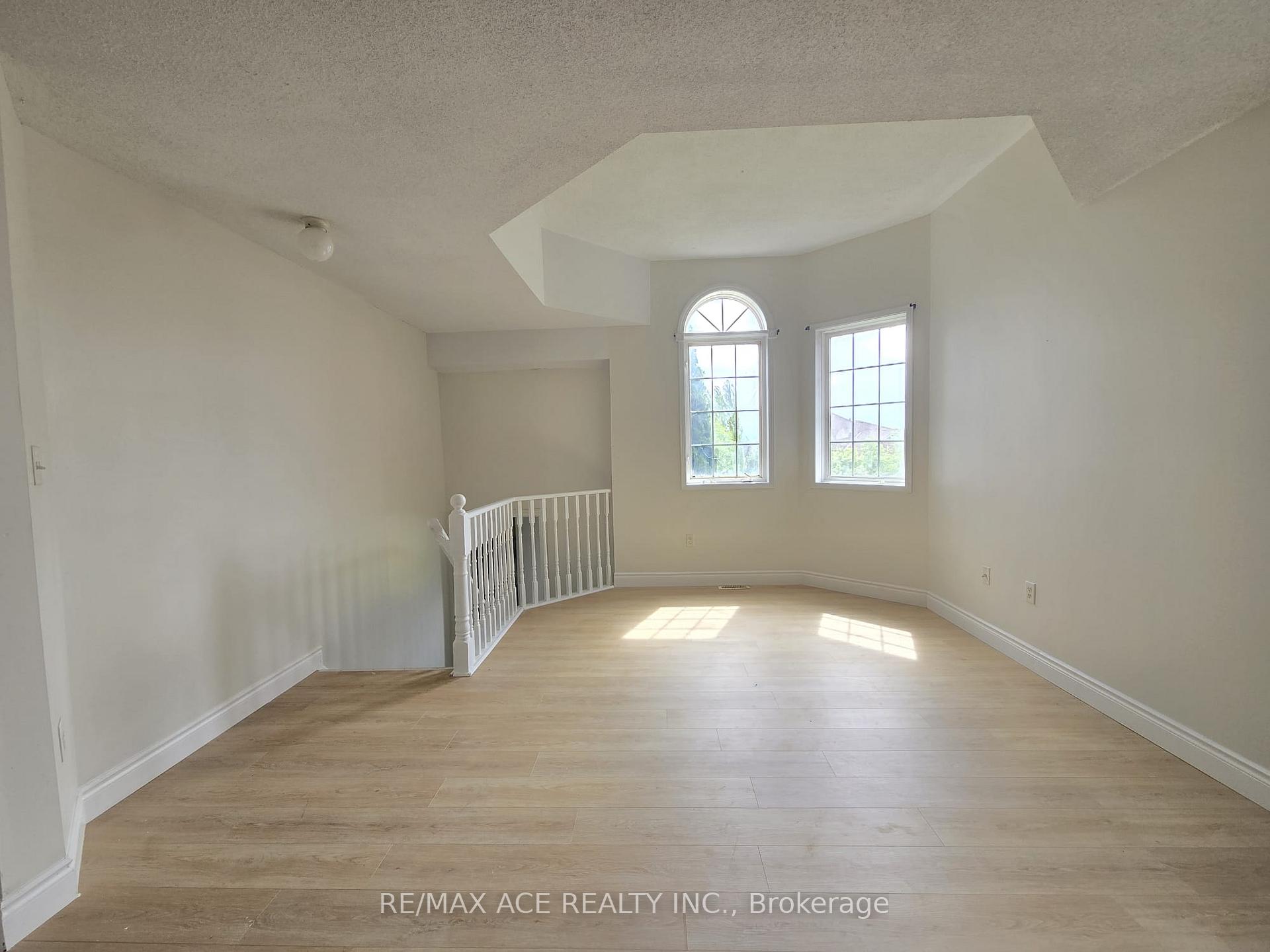 Photo 3 of Unit Main, 48 Ambler Bay, Barrie, Georgian Drive — HOMEH