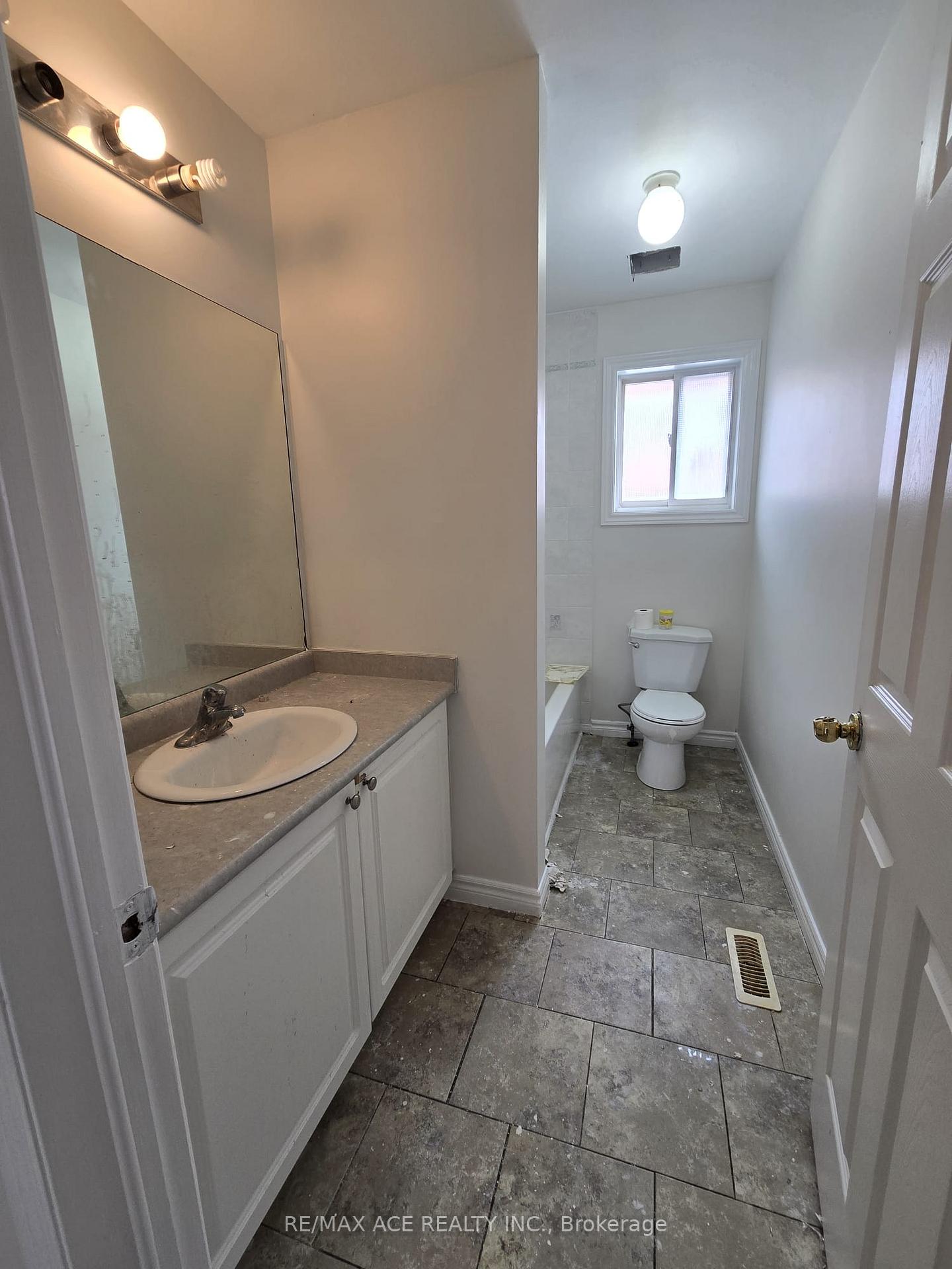 Photo 4 of Unit Main, 48 Ambler Bay, Barrie, Georgian Drive — HOMEH