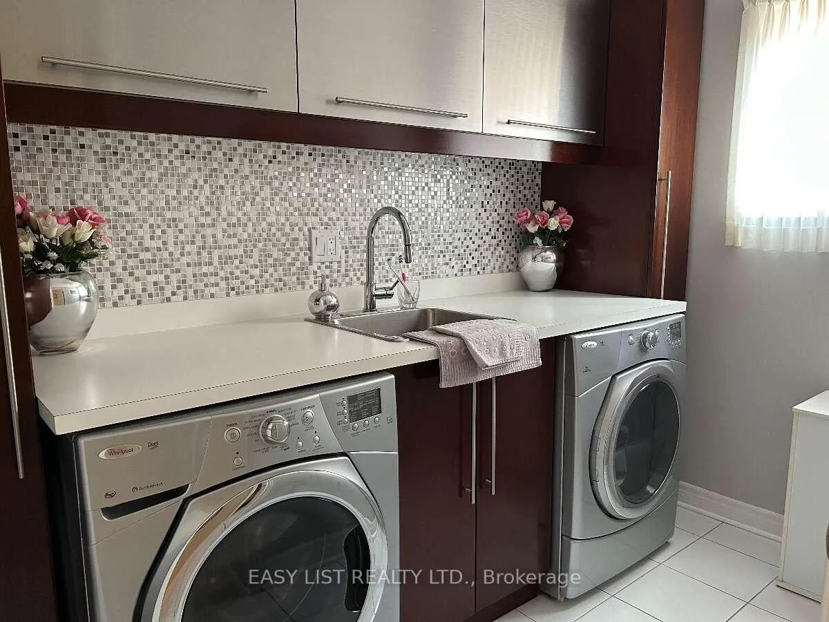Photo 12 of 14 Gas Light Crescent, Vaughan, East Woodbridge — HOMEH