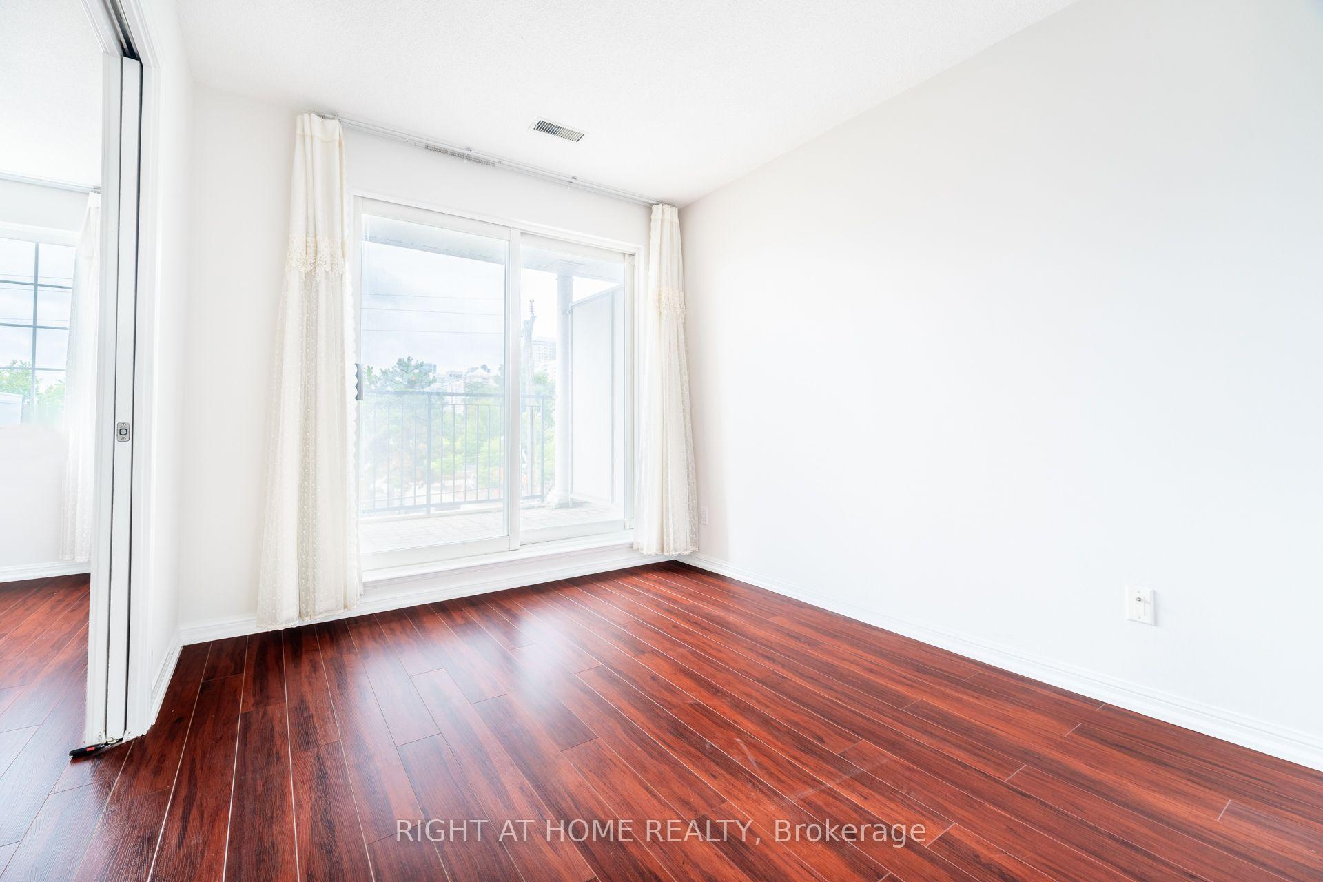 Photo 2 of 220 Grandview Way, North York, Willowdale East — HOMEH