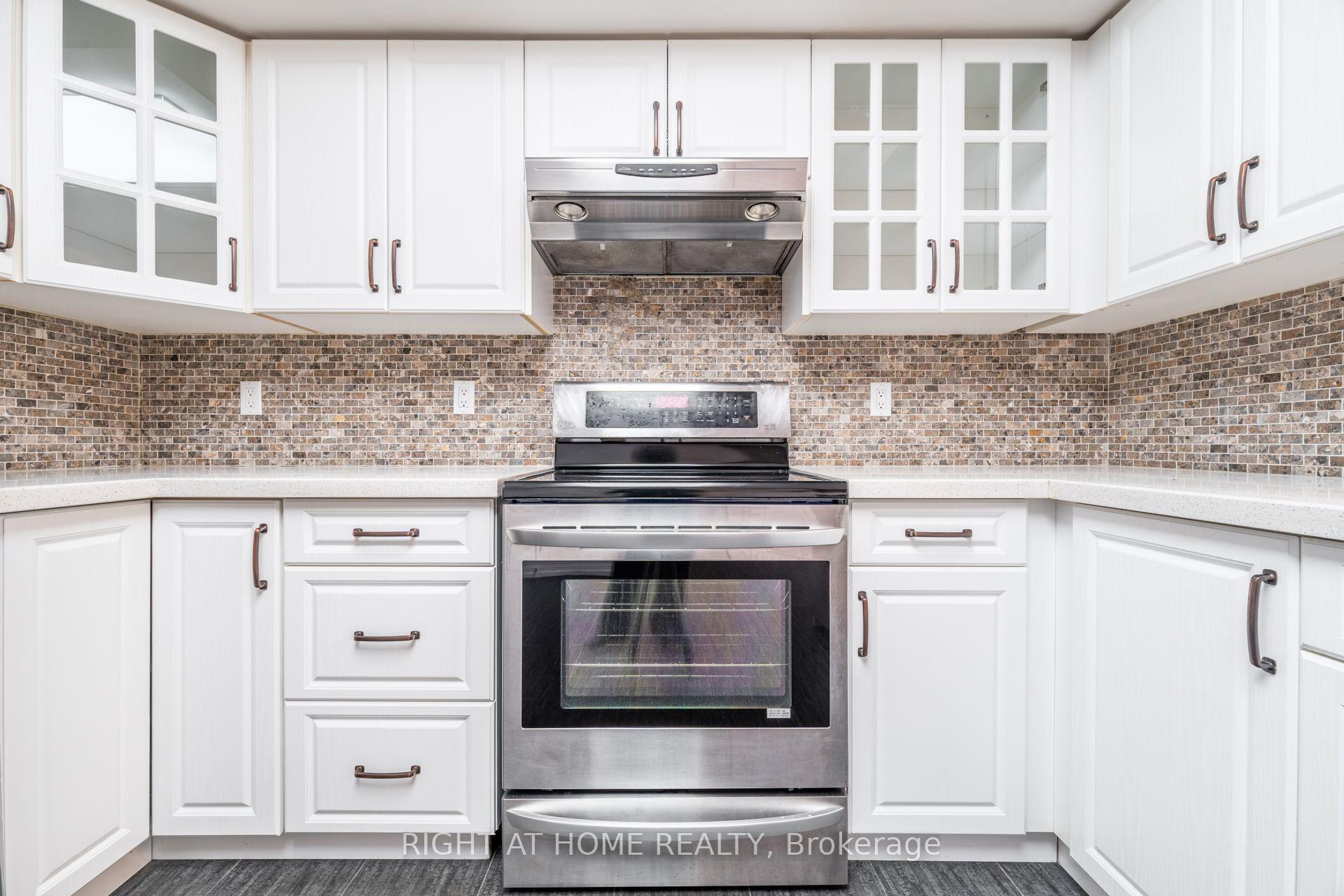 Photo 24 of 220 Grandview Way, North York, Willowdale East — HOMEH