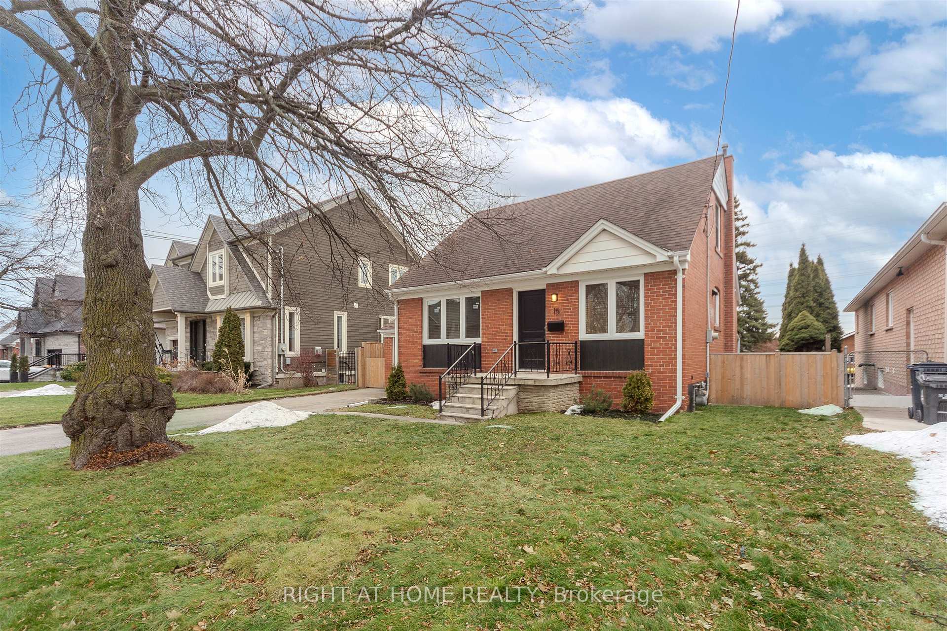 Photo 2 of 15 Elford Boulevard, Etobicoke, Stonegate-Queensway — HOMEH