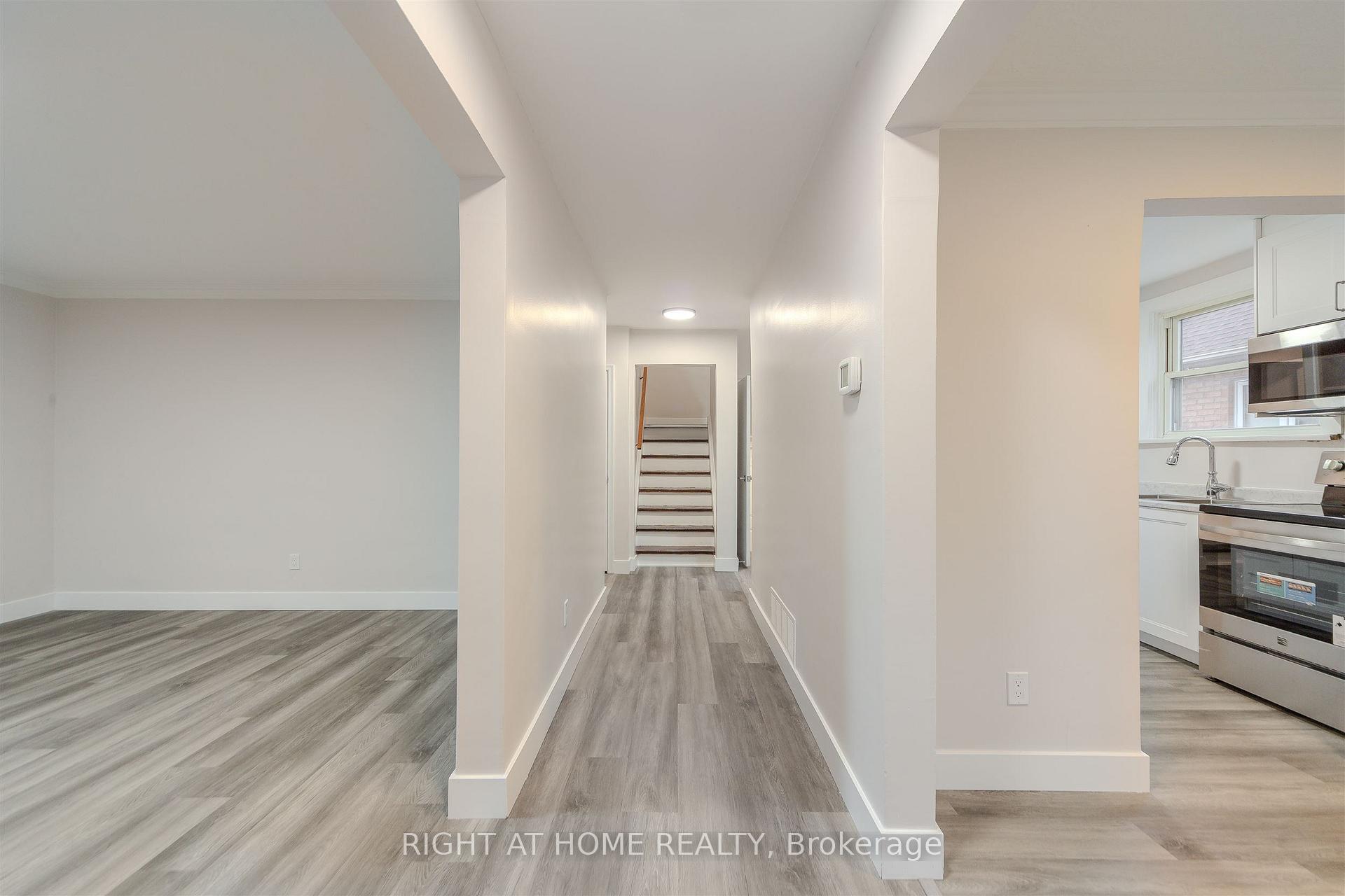 Photo 9 of 15 Elford Boulevard, Etobicoke, Stonegate-Queensway — HOMEH